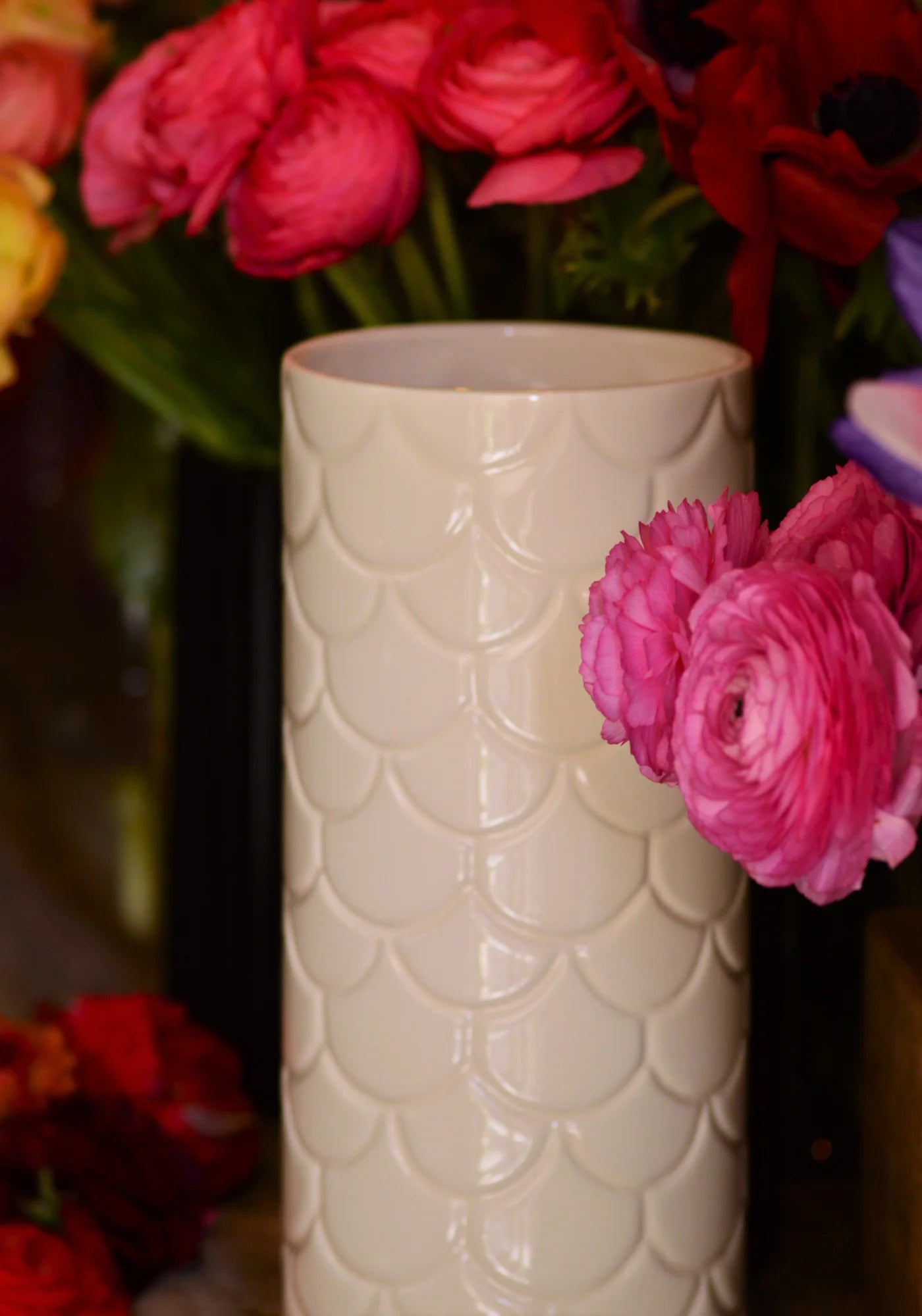 Le grand vase en Grès beige de chez Maison Marah entouré de fleurs