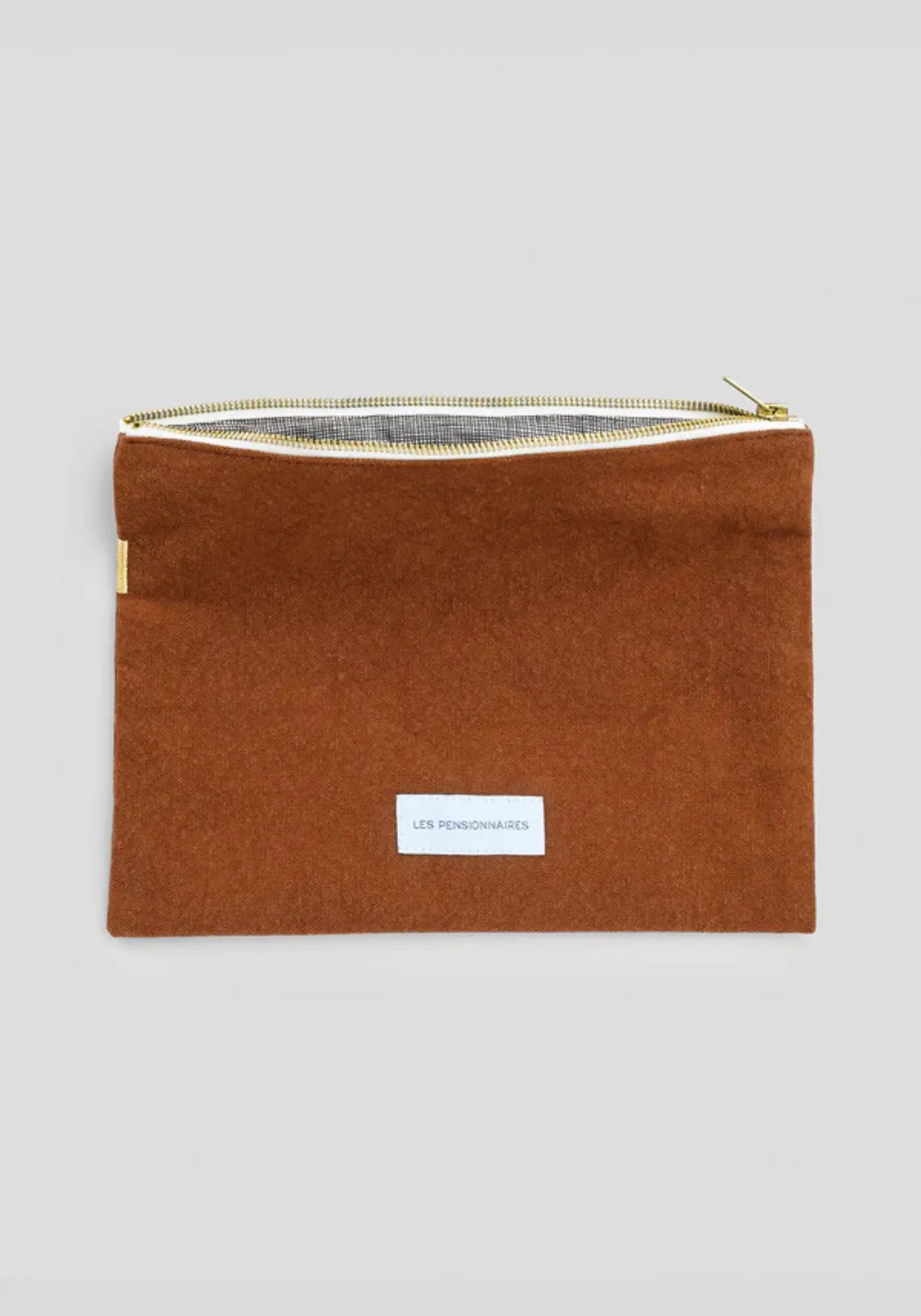 La grande pochette marron caramel des Pensionnaires