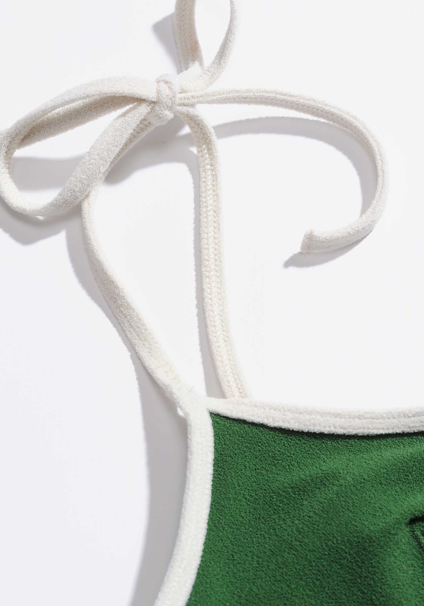 Zoom sur les détails du haut de maillot de bain Baya vert pour femme de chez Icone Lingerie