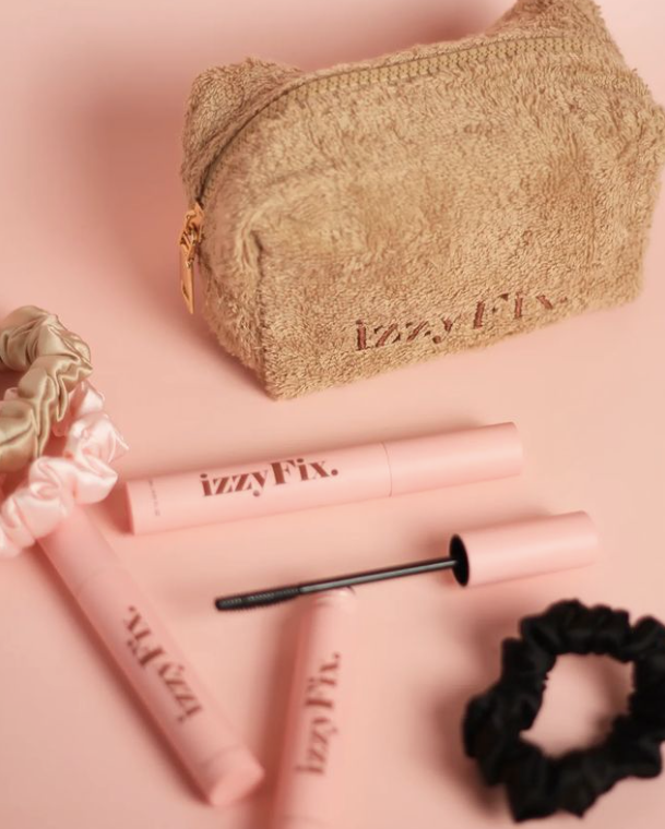 Photo inspiration des produits cosmétiques IzzyFix : le mascara, les chouchous et la trousse de toilette