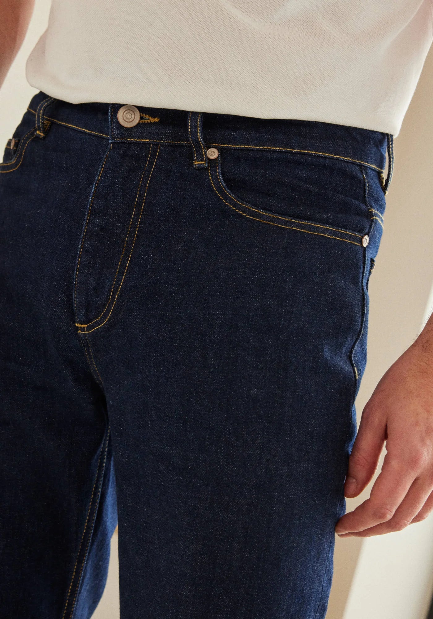 Zoom sur l'homme qui porte le jean Cooper brut de chez Jaqk