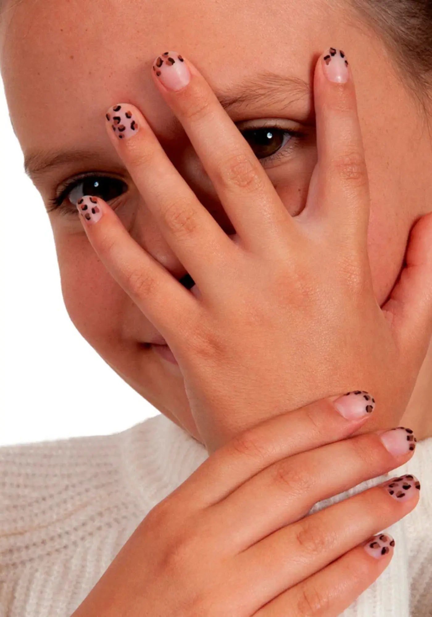 La petite fille s'est fait ses ongles avec le kit vernis à ongles 2en1 Jungle Fever de chez Yaka 