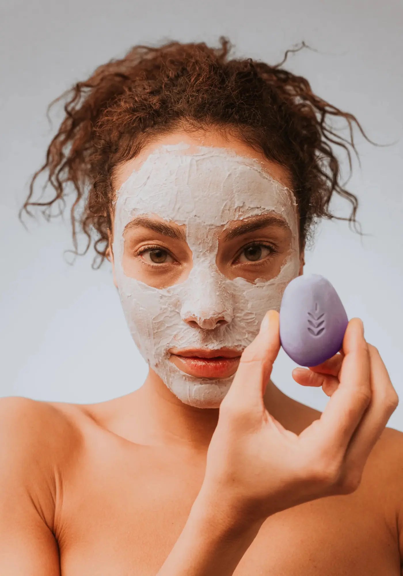 La femme utilise l'exfoliant lissant de chez Umai
