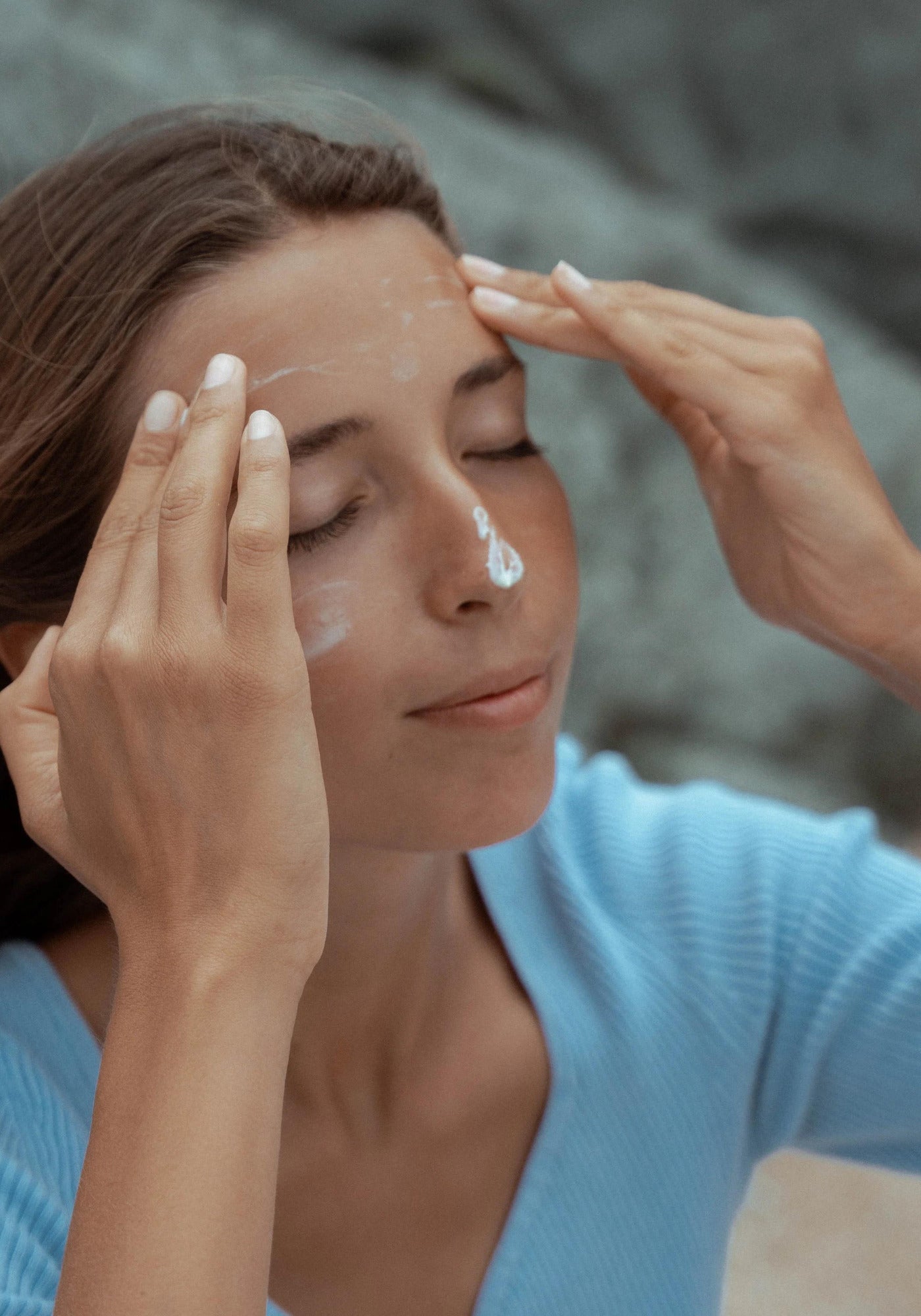 La femme applique sur son visage la crème intense visage de chez Atlantik Care