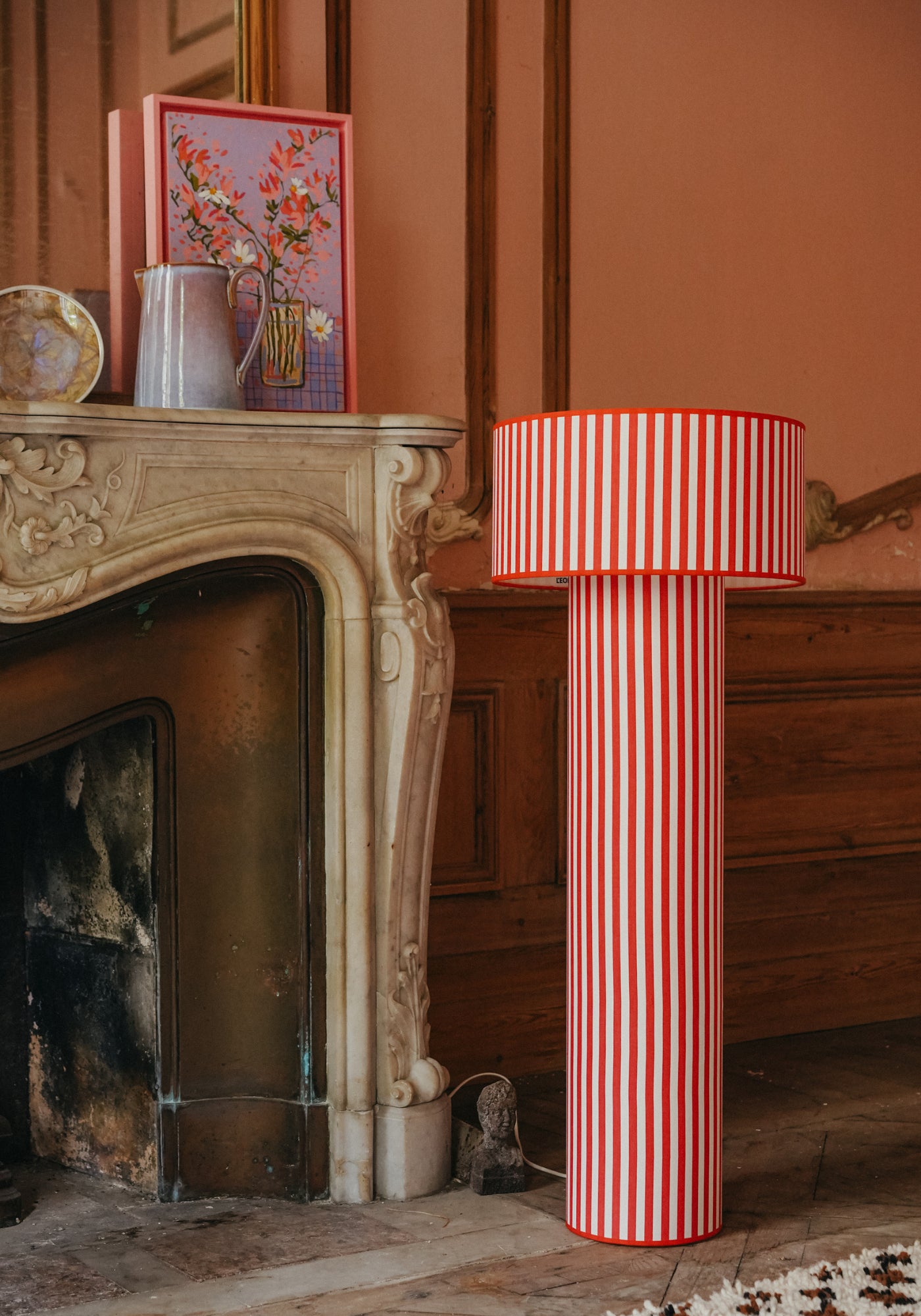 Le Lampadaire Octaveo à rayures rouge et blanc de chez My Léone 