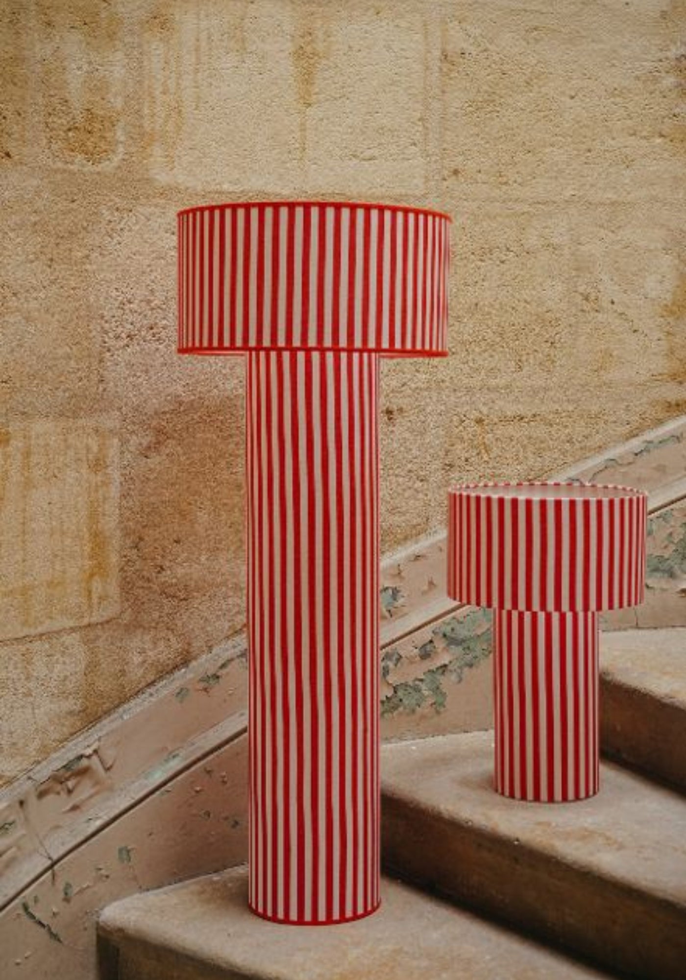 Le Lampadaire Octaveo à rayures rouge et blanc de chez My Léone