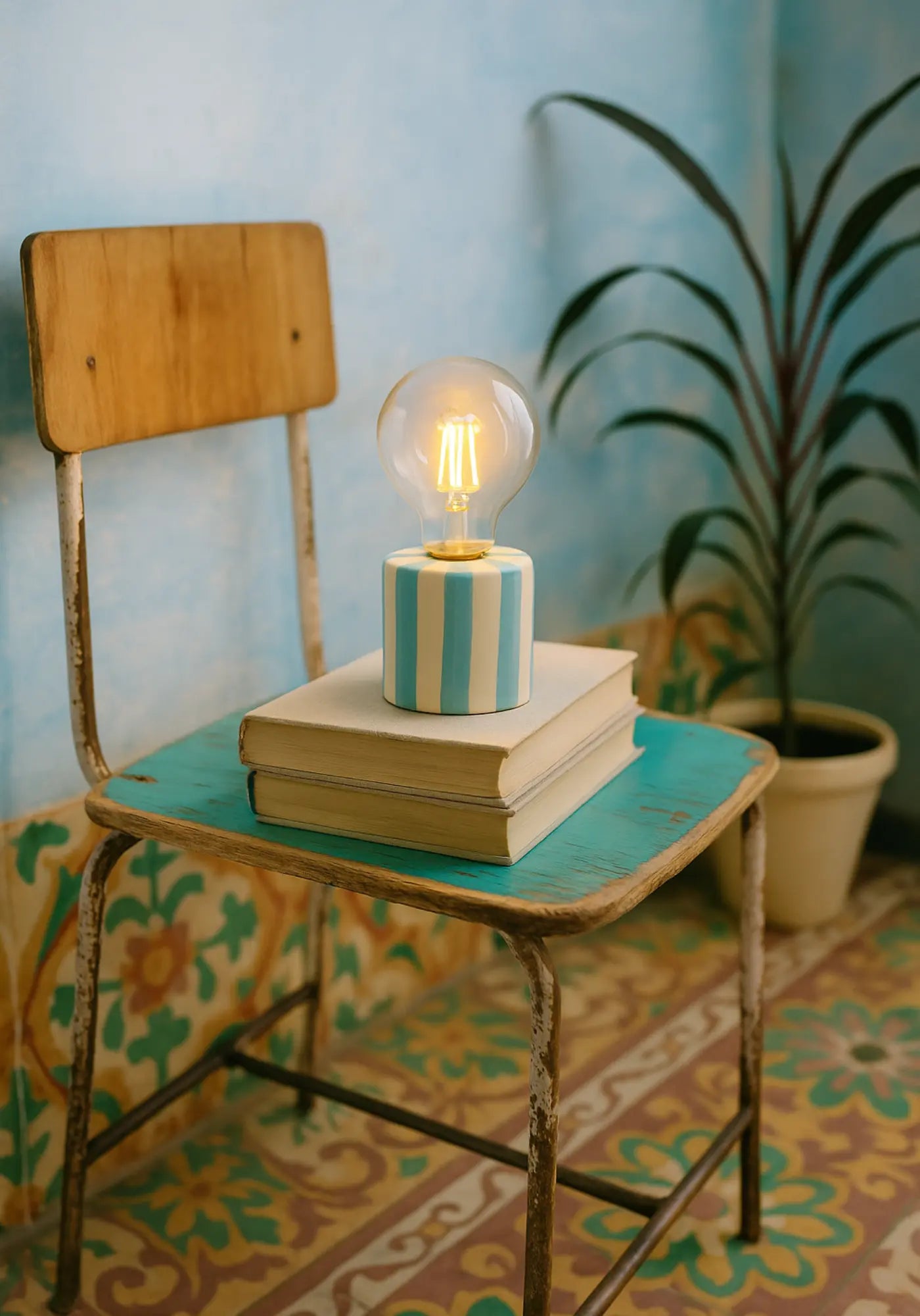 La lampe décorative rayures à pile bleu givré de chez Opjet