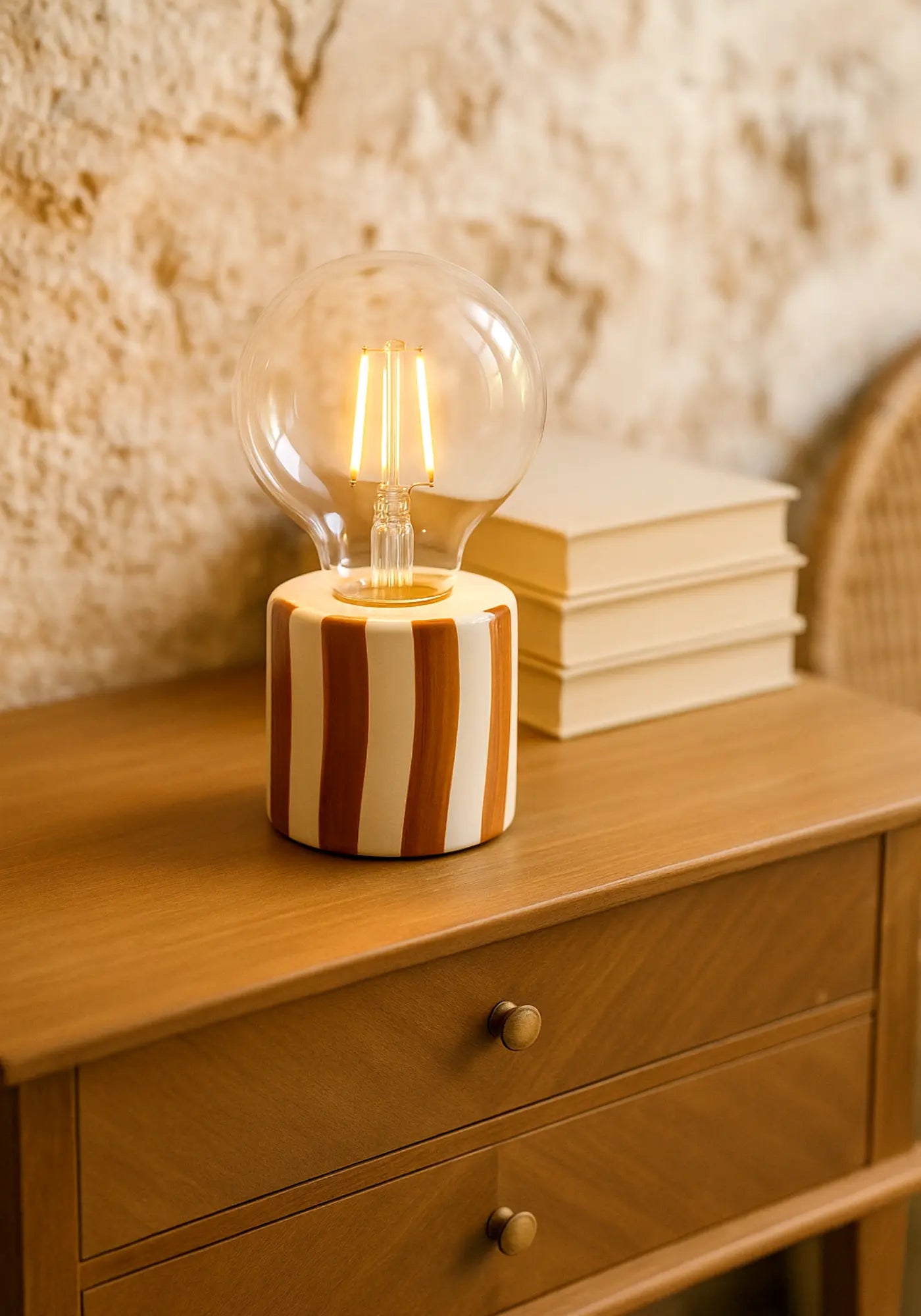 La lampe décorative rayures à pile marron de chez Opjet