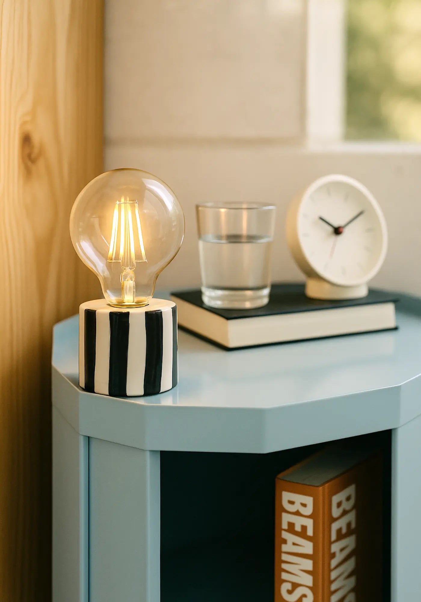 La lampe décorative rayures à pile noir de chez Opjet 