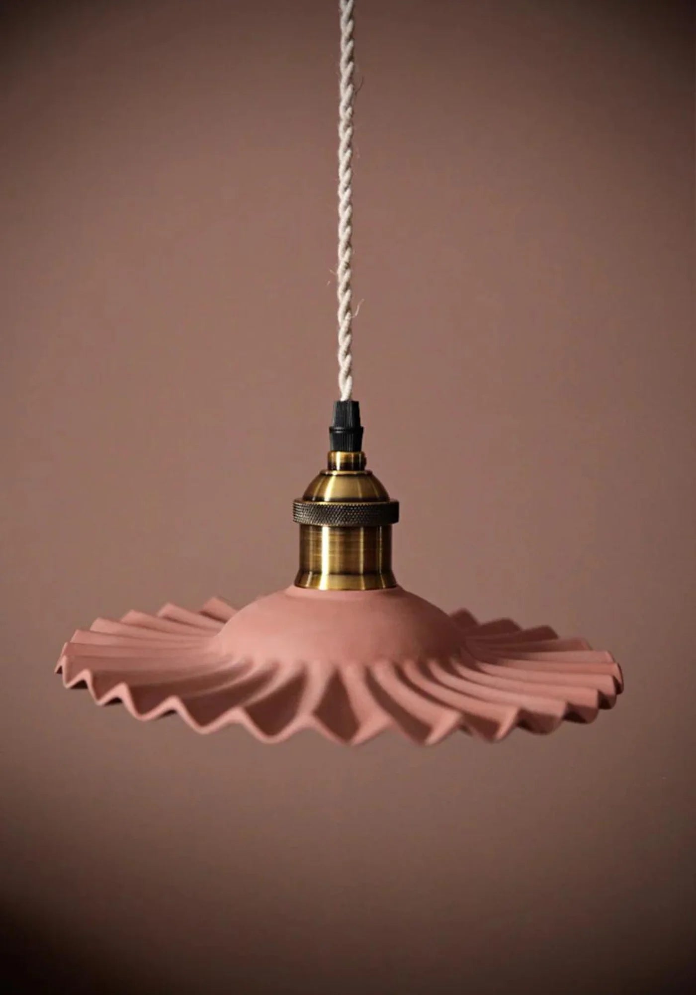 La lampe suspendue Viana terracotta de chez Luz