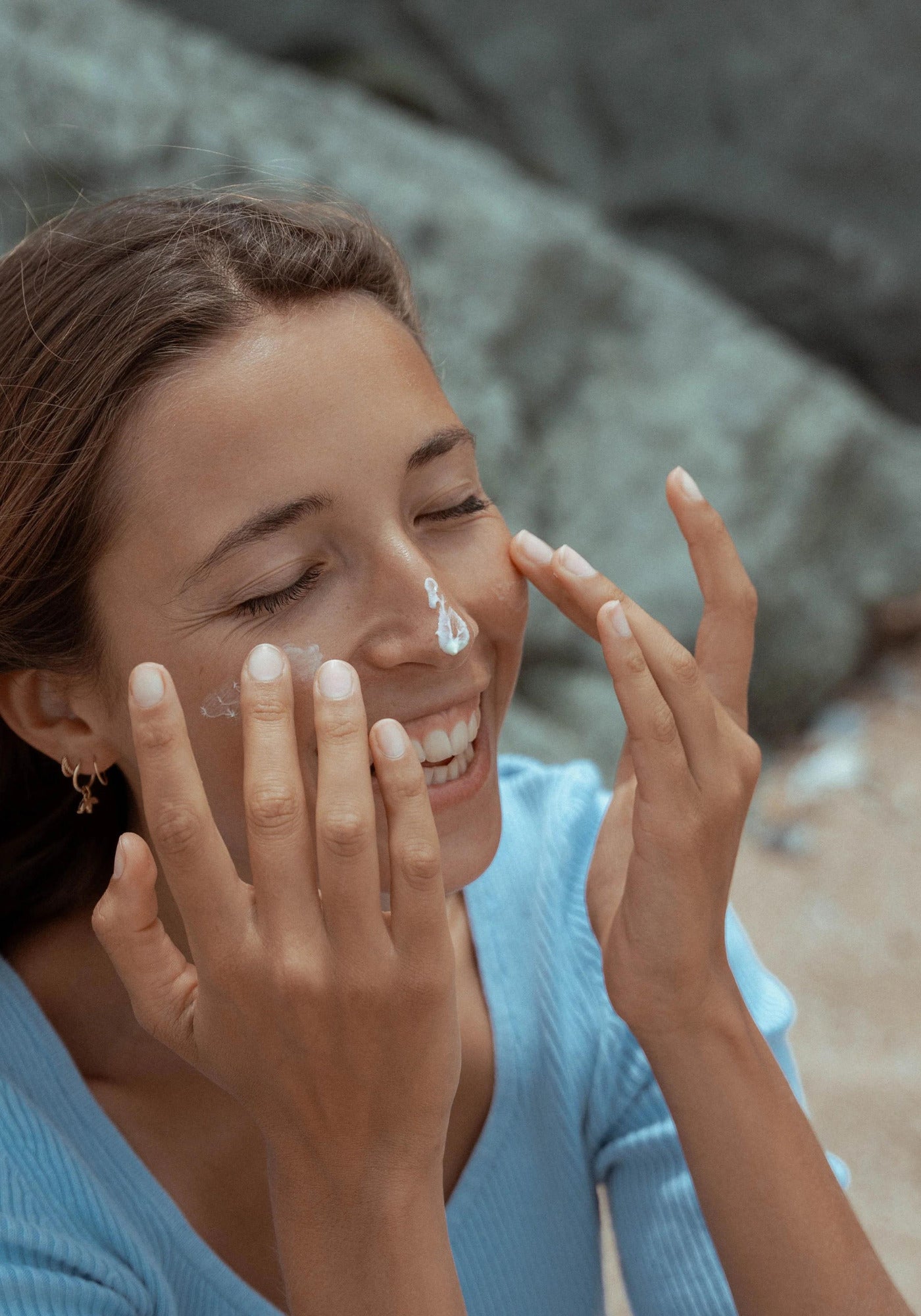 La femme applique sur son visage le gel anti-fatigue de chez Atlantik Care