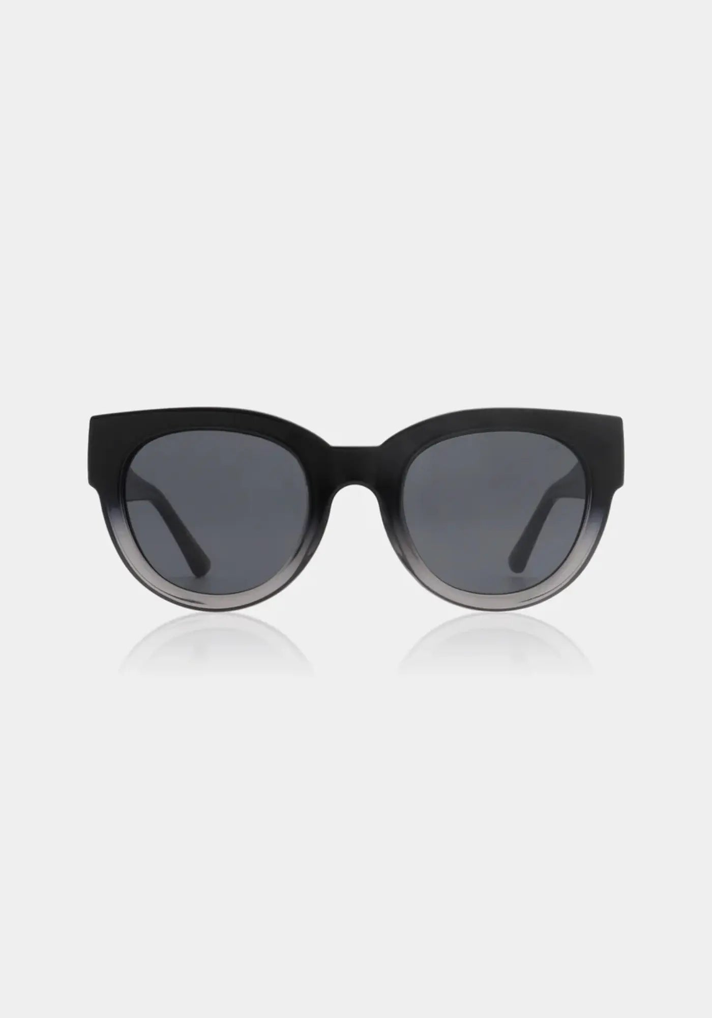 Les lunettes de soleil Lilly black grey transparent de chez A.kjaerbede