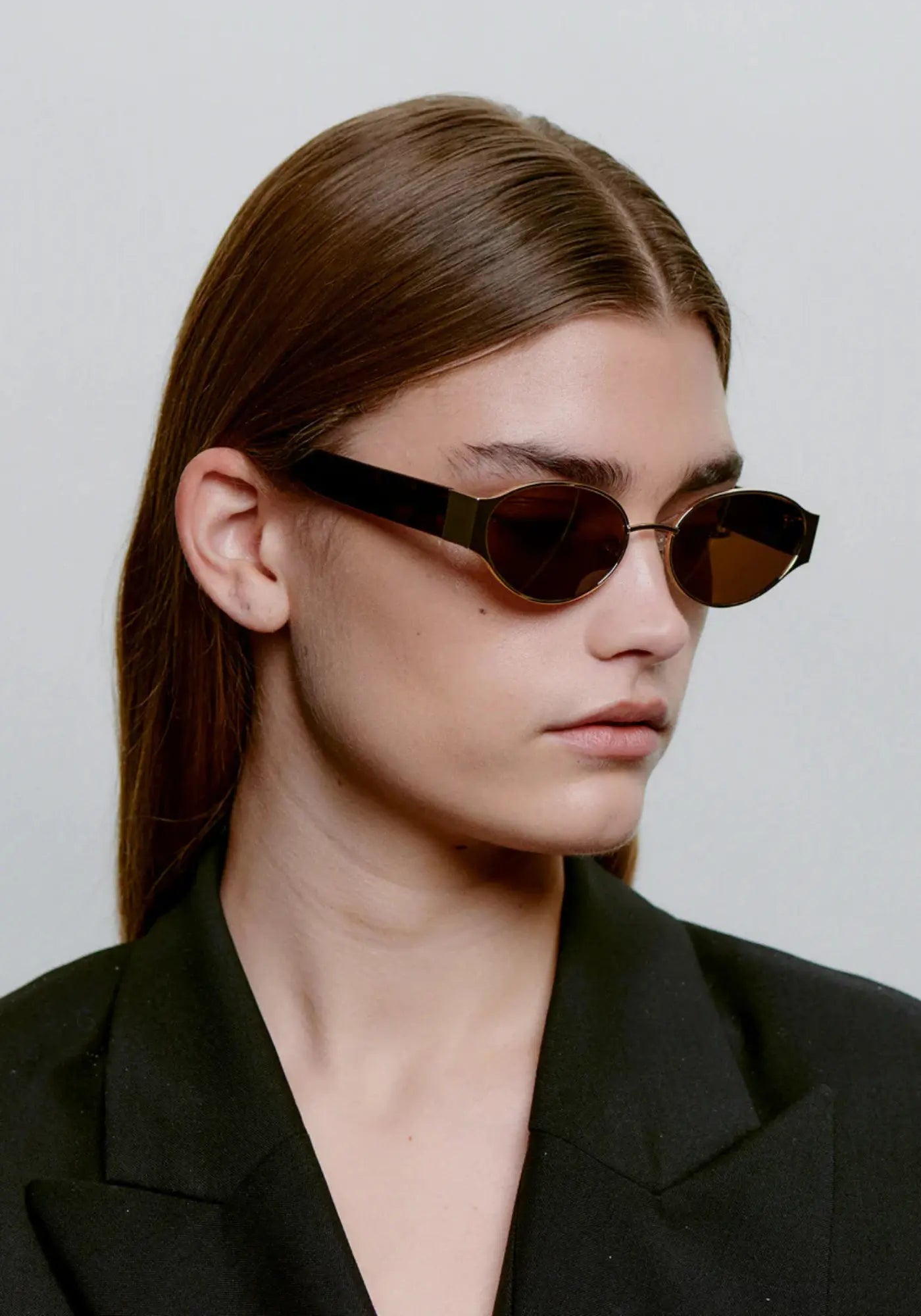 Le mannequin porte les lunettes de soleil Bella gold demi tortoise de chez A.Kjaerbede