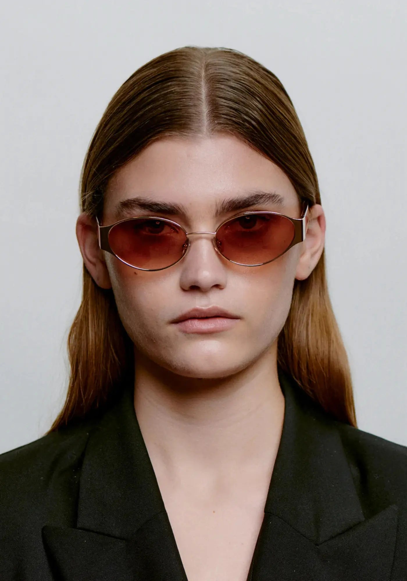 Le mannequin porte les lunettes de soleil Bella rosegold havana de chez A.Kjaerbede