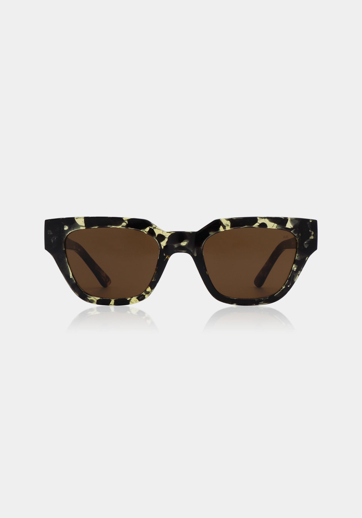 Les lunettes de soleil Kaws black yellow tortoise de chez A.Kjaerbede