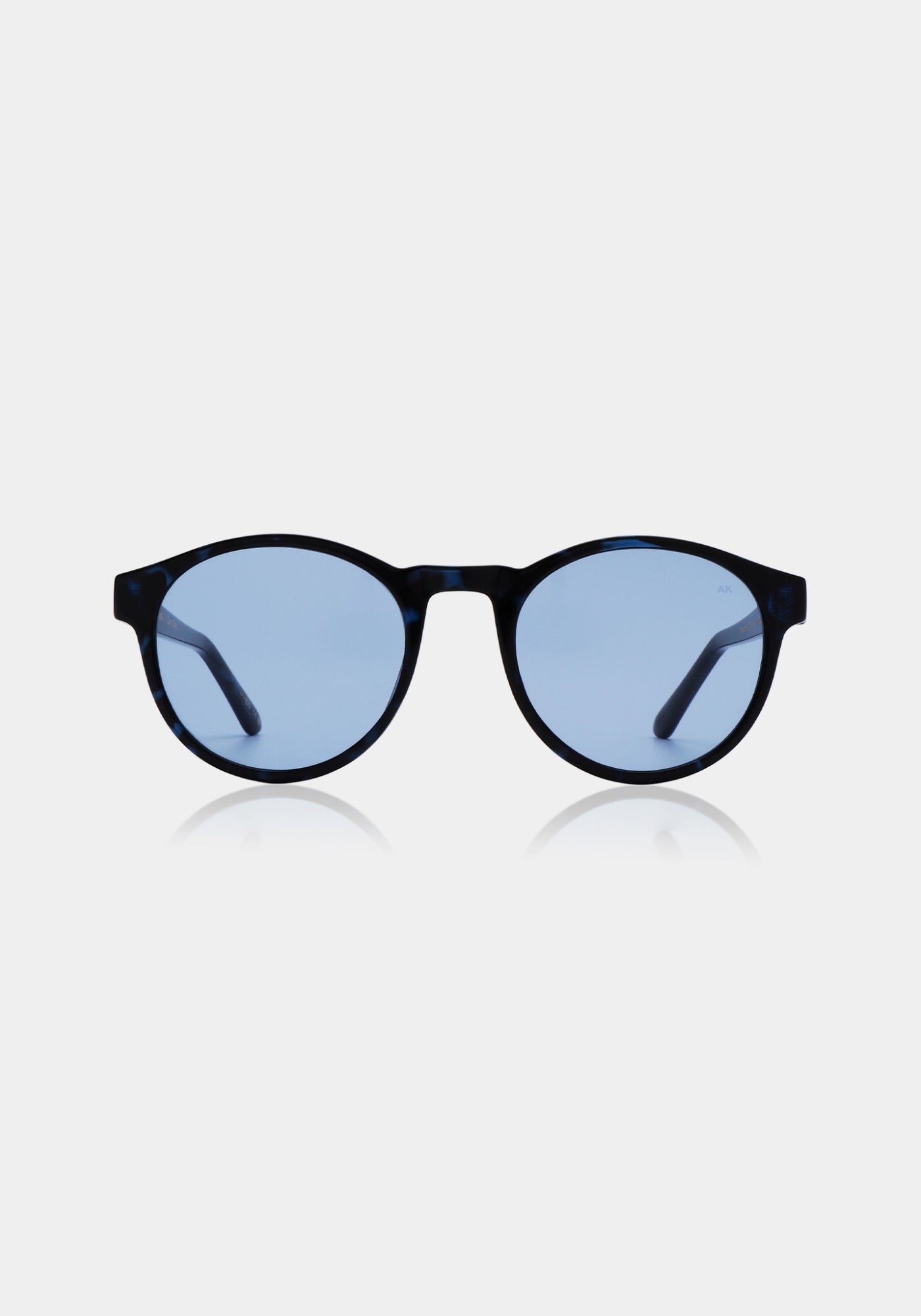 Les lunettes de soleil Marvin demi blue de chez A.Kjaerbede