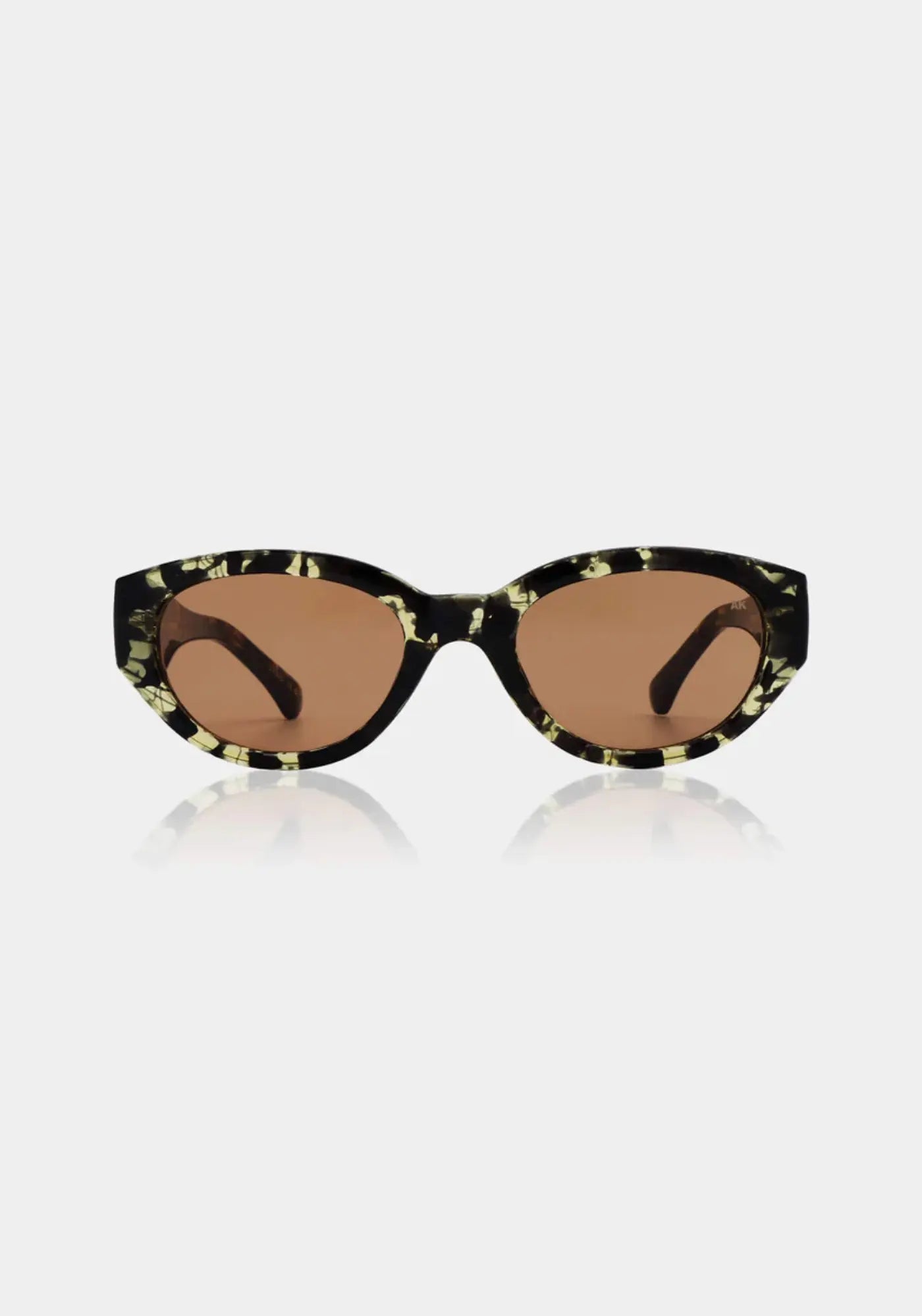 Les lunettes de soleil Winnie black yellow tortoise de chez A.Kjaerbede