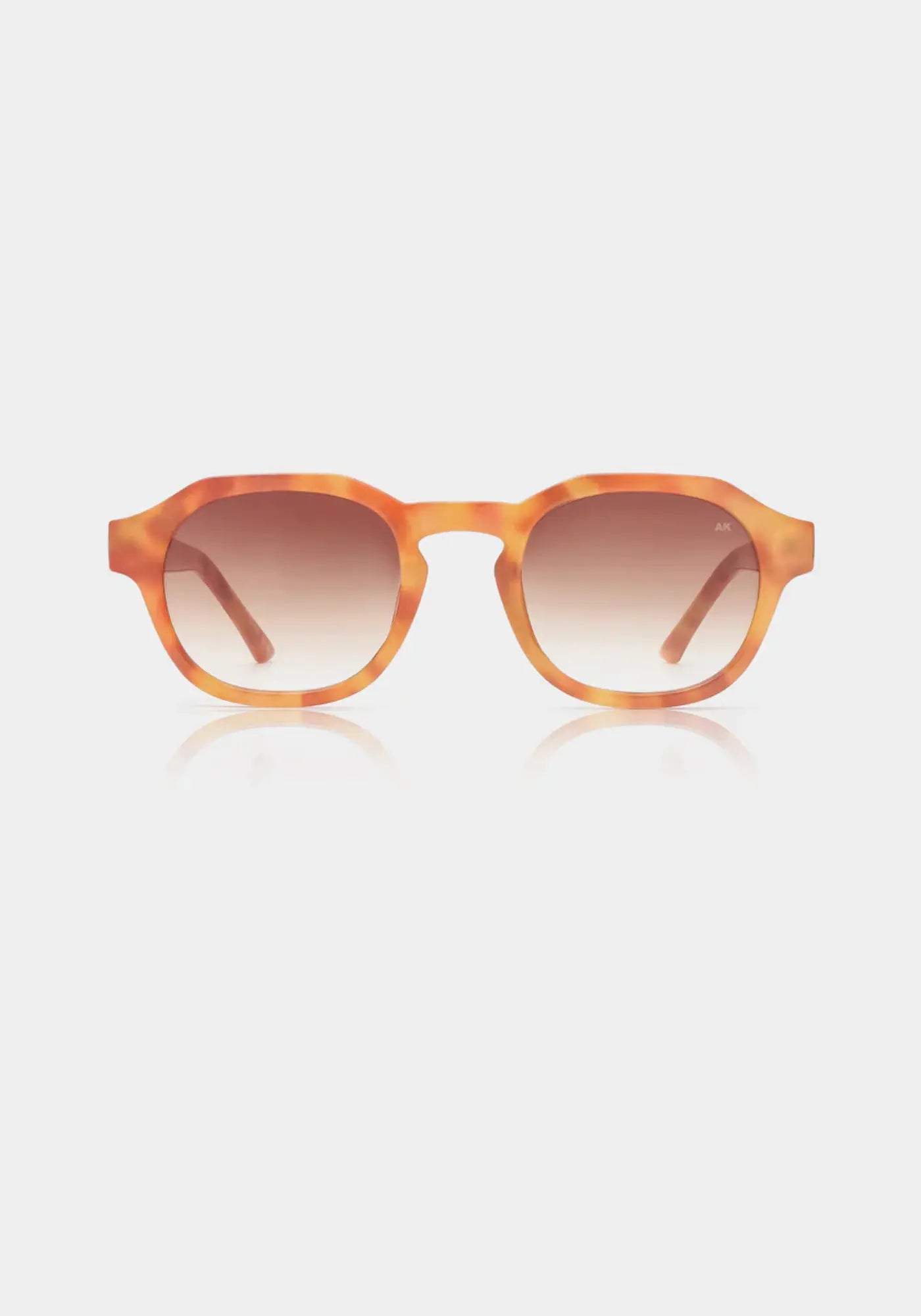 Les lunettes de soleil Zan Burnt Amber  de chez A.kjaerbede