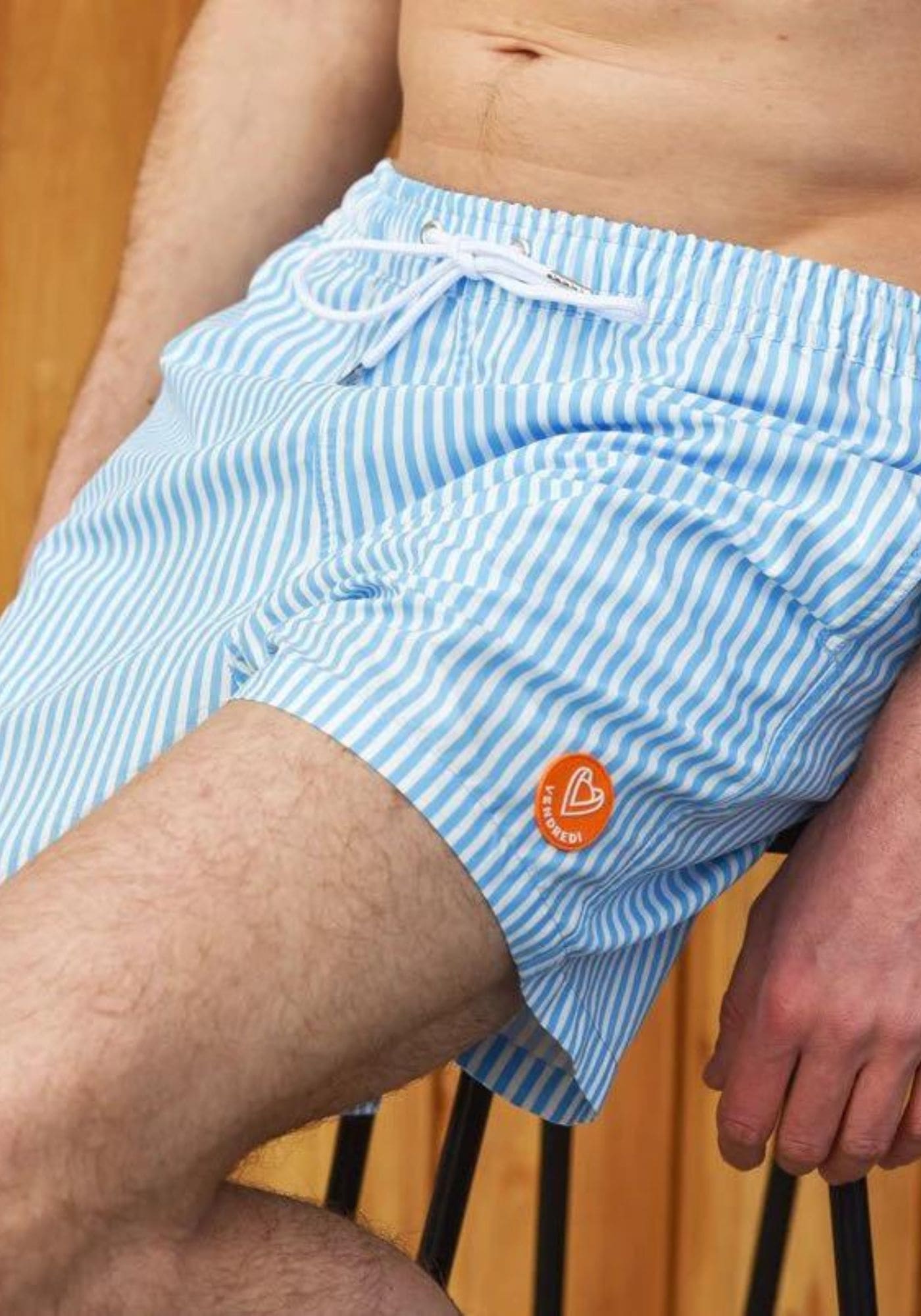 L'homme porte le maillot de bain L'étoilé rayé de chez Vendredi Swimwear