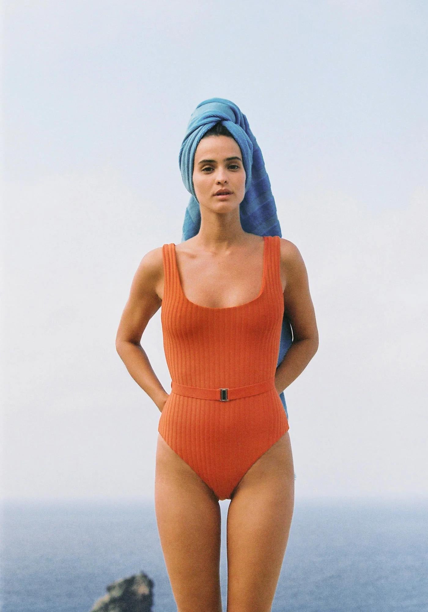 La femme porte le maillot de bain 1 pièce Sergio spritz de chez Icone Lingerie
