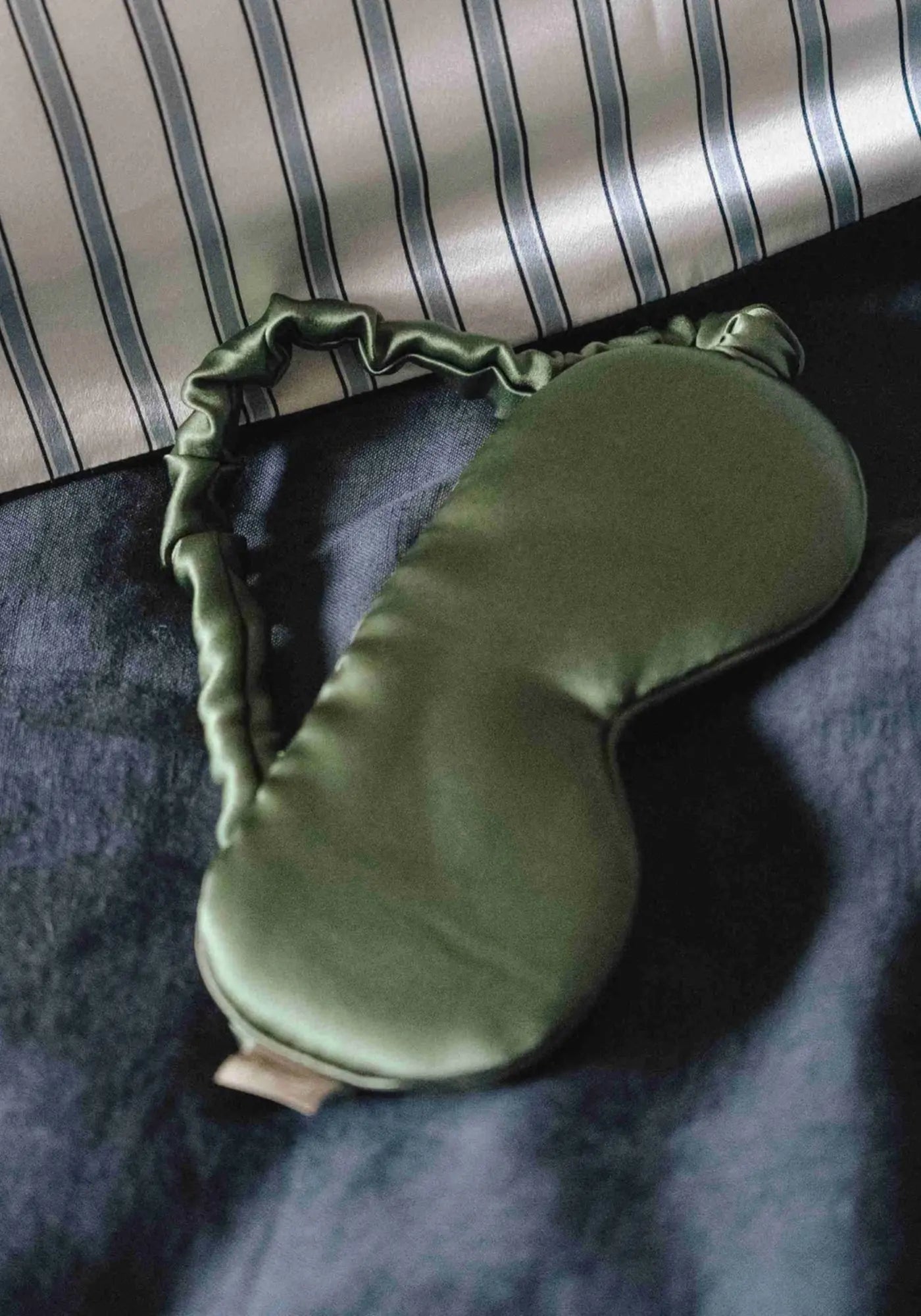 Le masque de nuit en soie vert sauge de chez Emily's Pillow