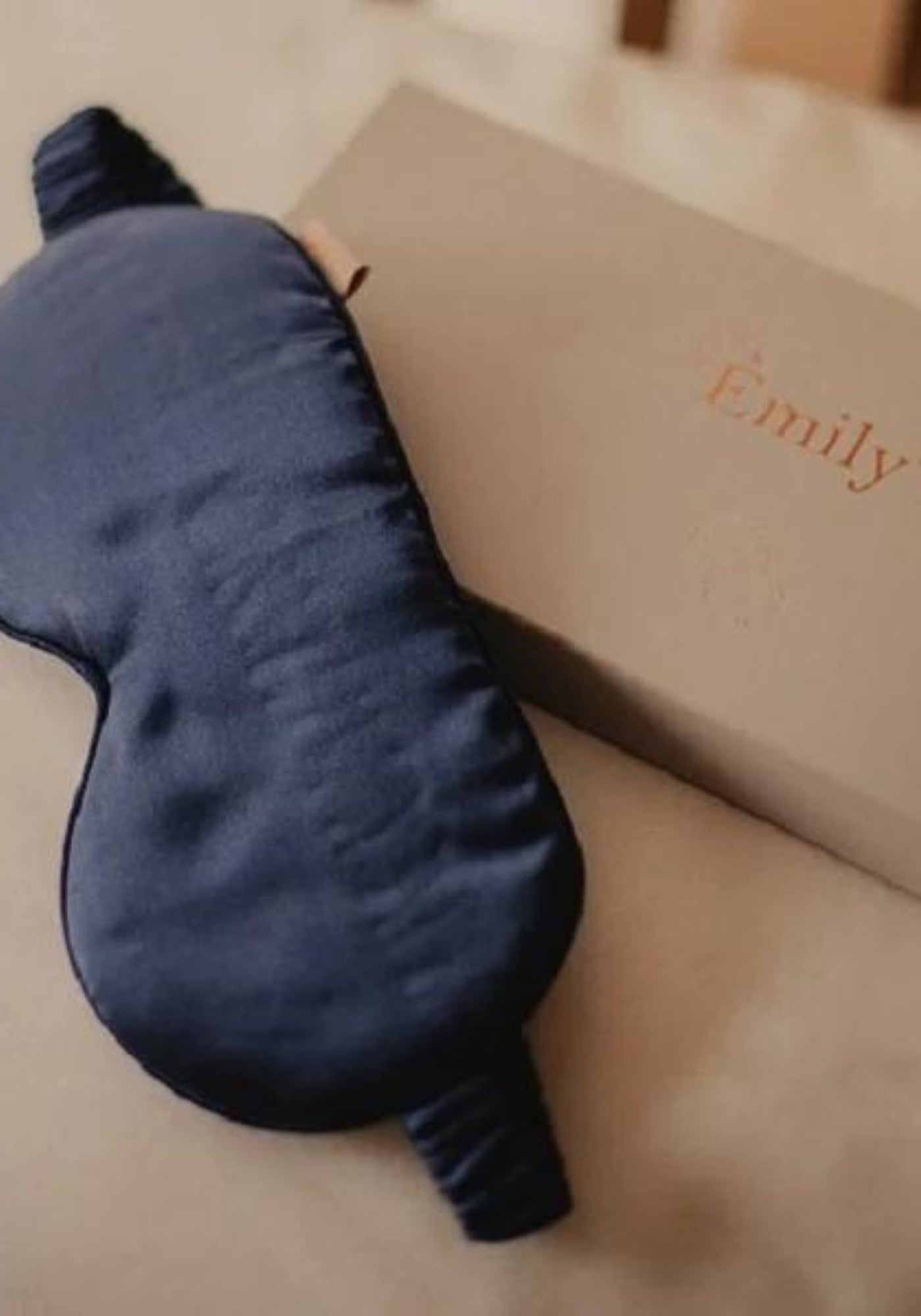 Le masque de nuit bleu pour femme de chez Emily's Pillow