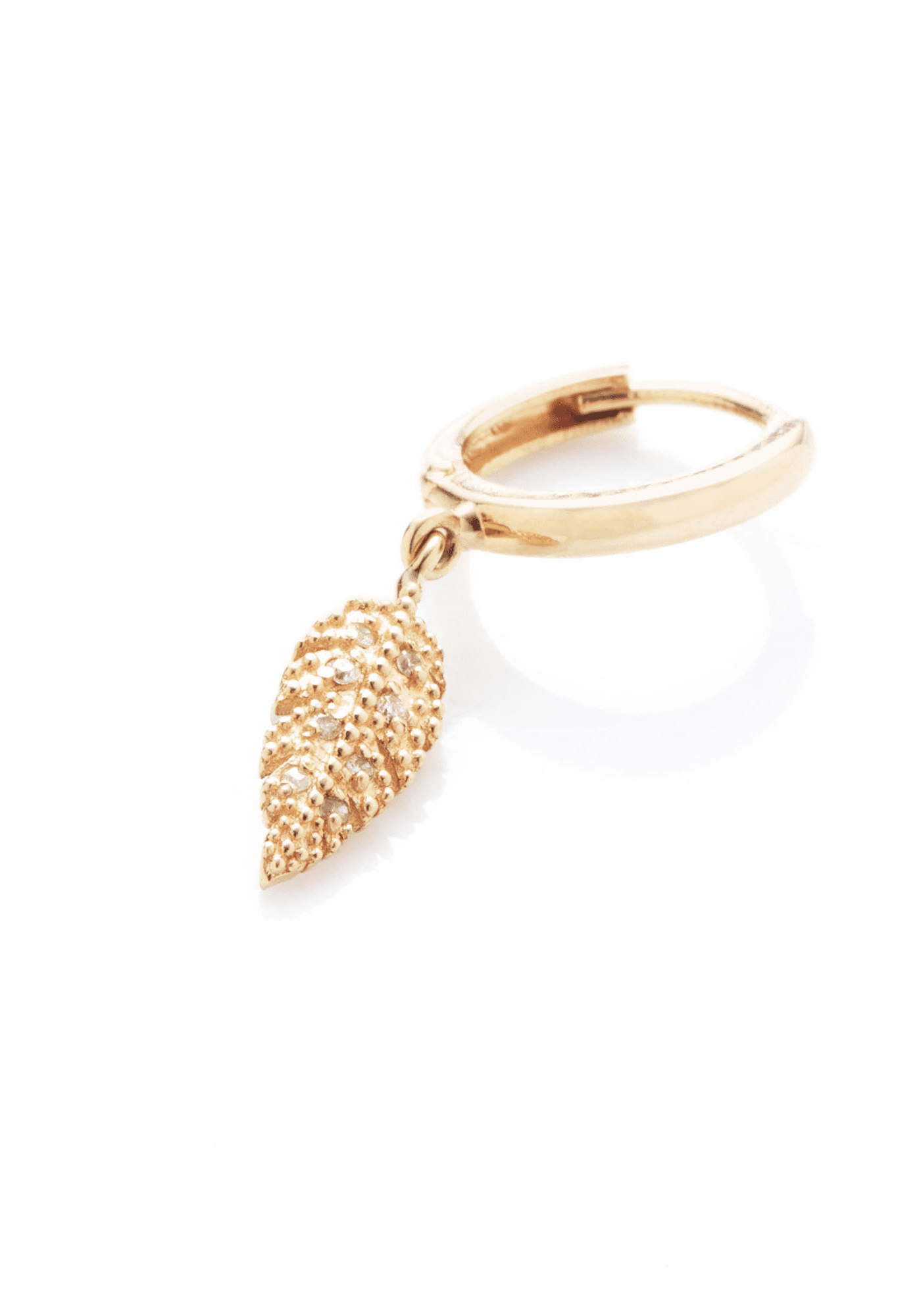Zoom sur la mini créole Plume diamants Suki en or jaune pour femme de chez Angèle Brousse