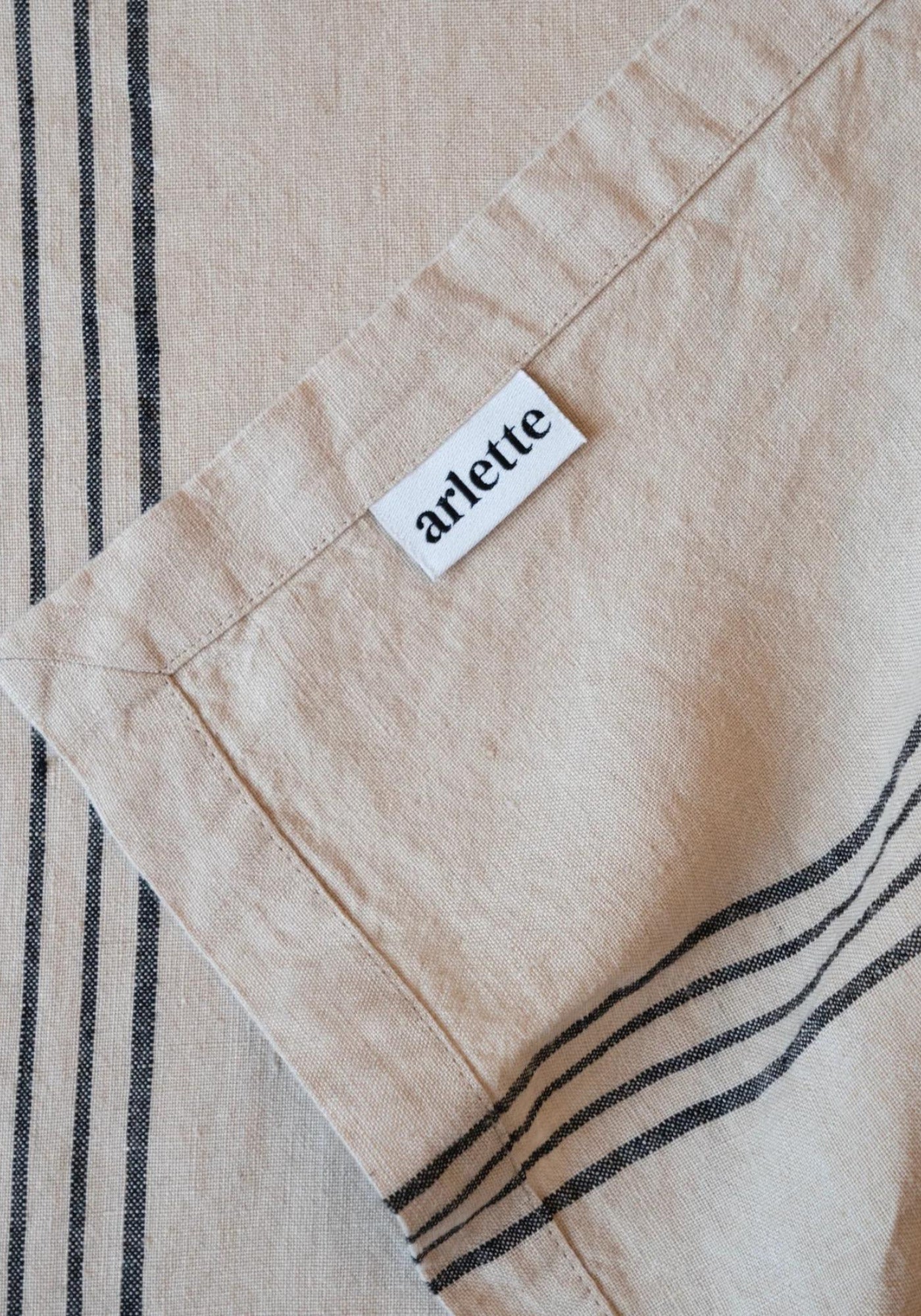 Zoom sur l'étiquette Arlette de la nappe en lin lavé Nice