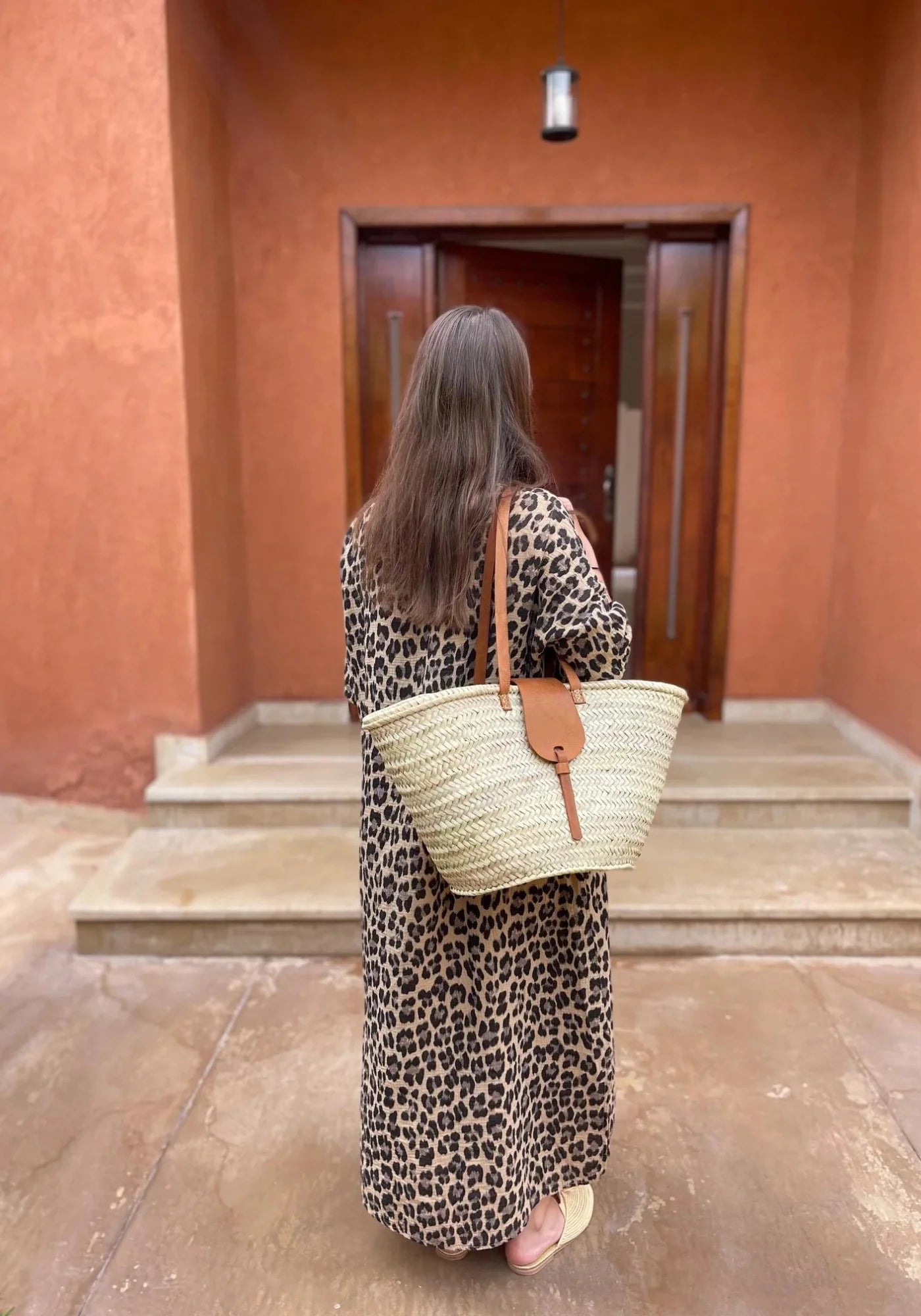 La femme de dos porte le panier Chimicha de chez Palm Labz sur son épaule