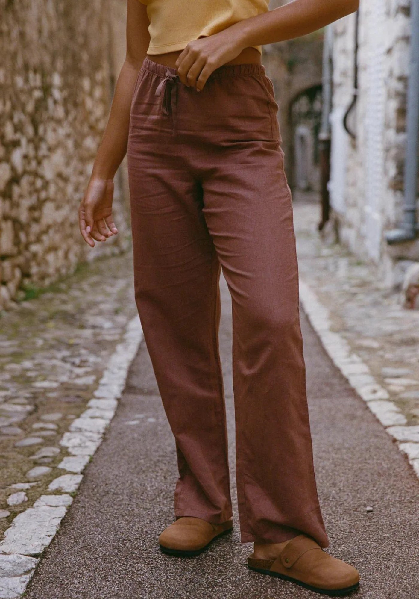 La femme porte le pantalon Bahari marron de chez Nénés Paris