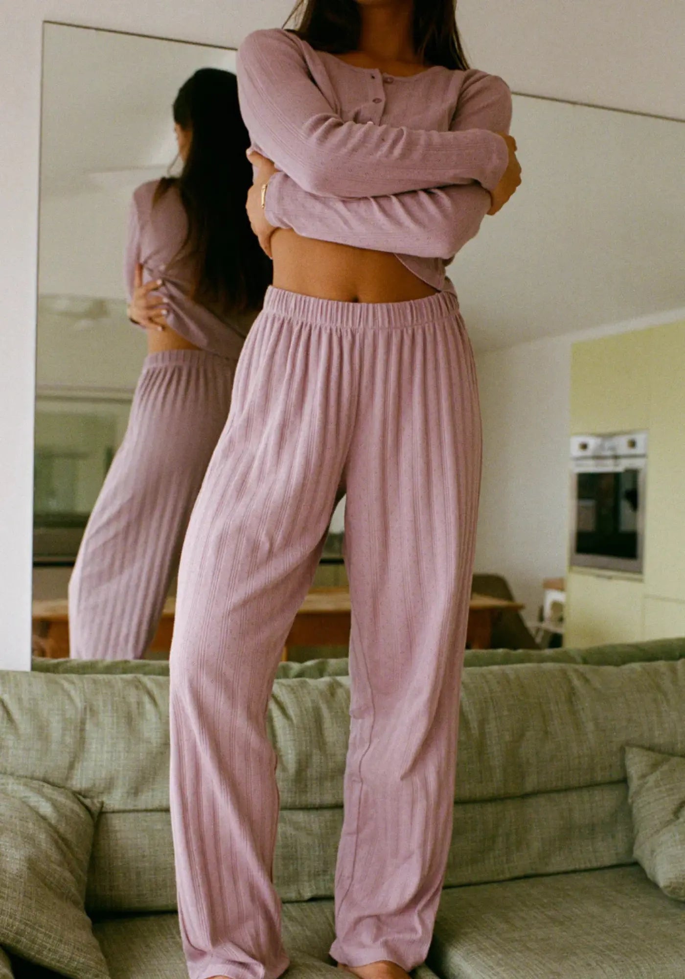La femme porte le pantalon Maud mauve de chez Nénés Paris 