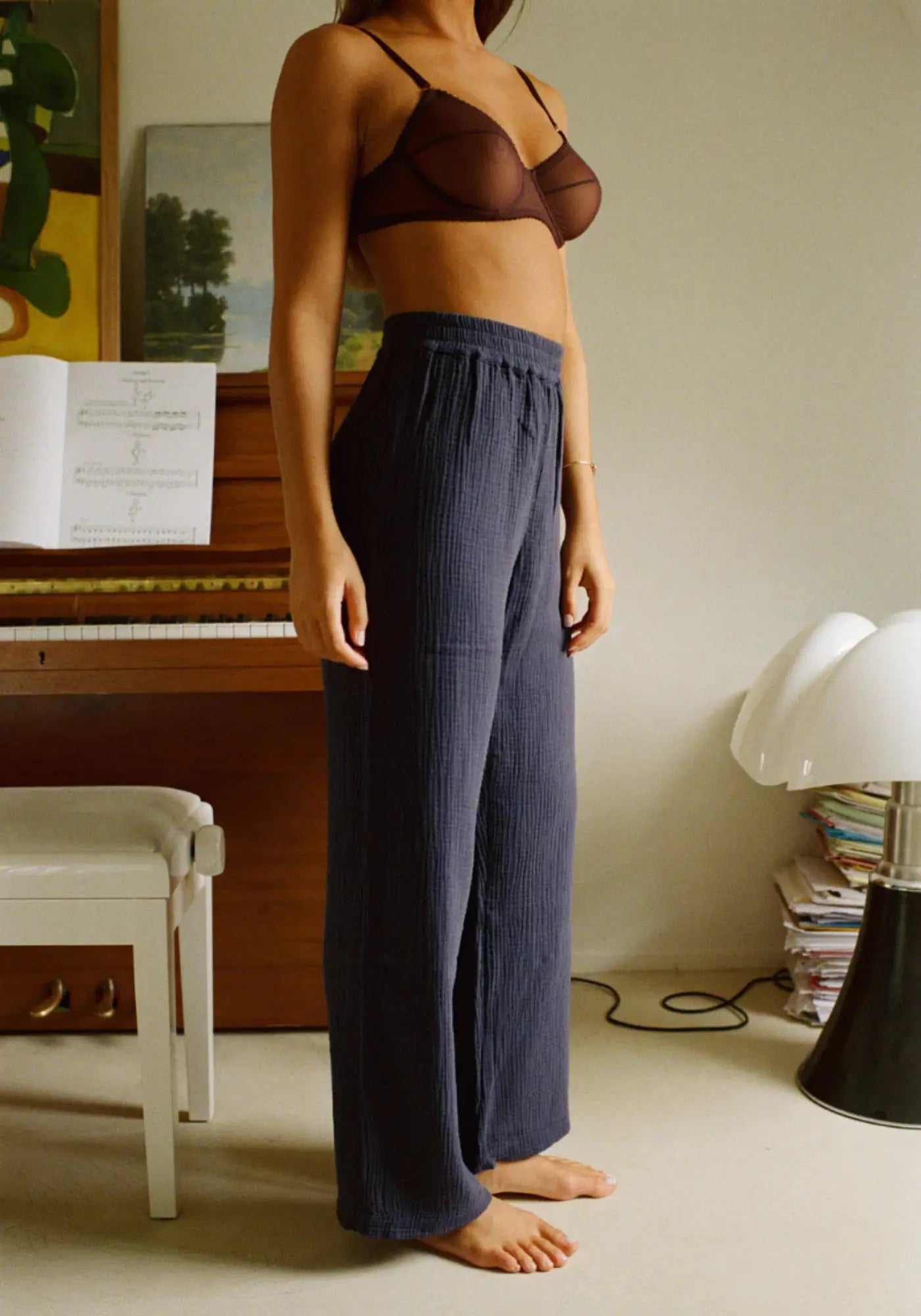La femme porte le pantalon Mimosa bleu de chez Nénés Paris