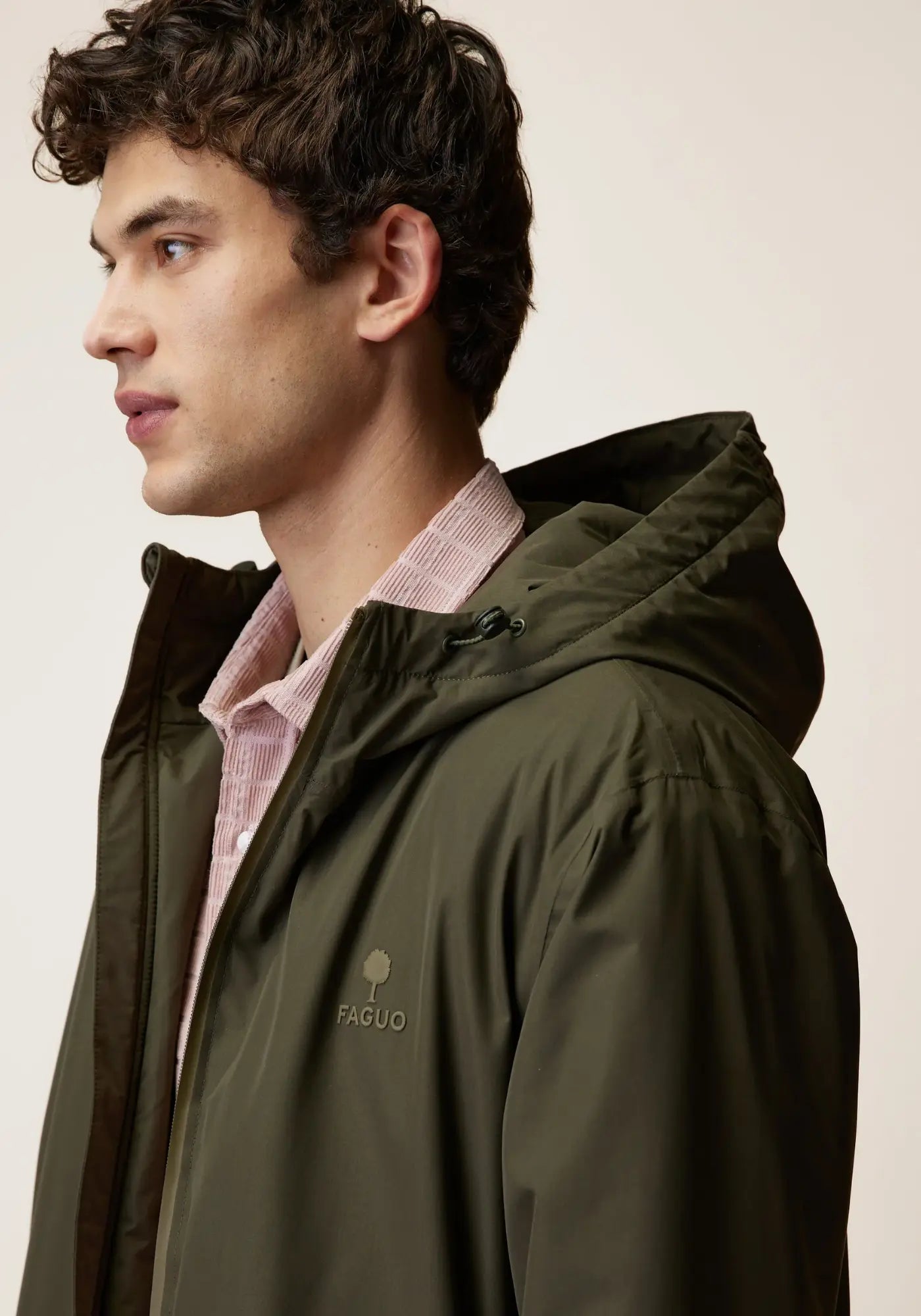 L'homme porte la parka imperméable montaud de chez Faguo
