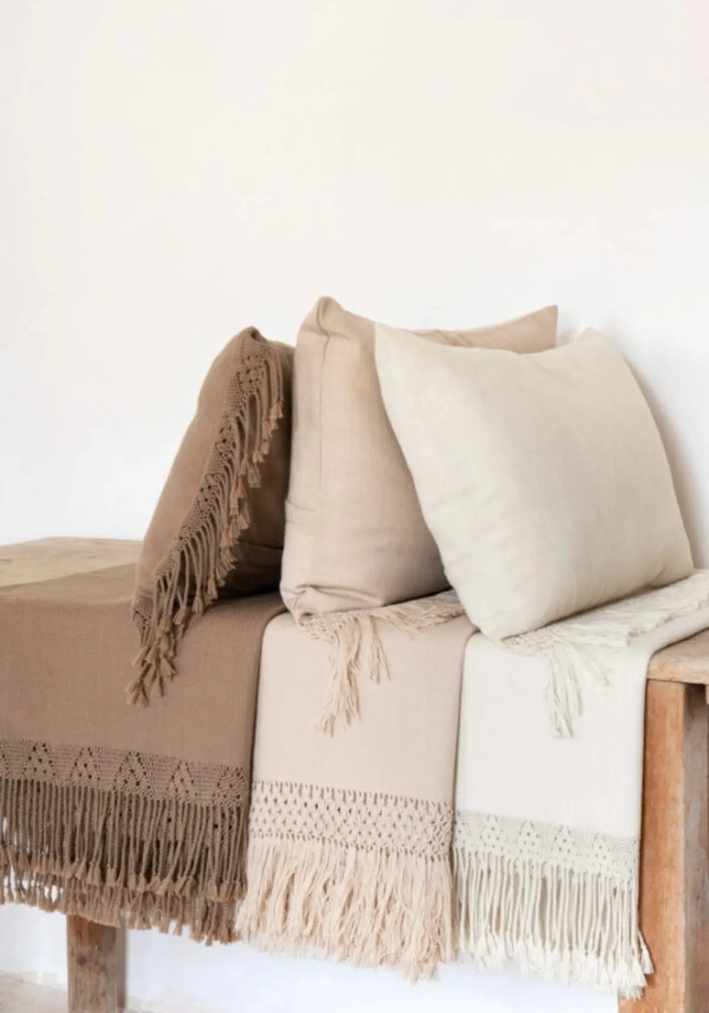 Le plaid isia 90 x 200 cm macramé alpaga poudre de chez Bed and Philosophy