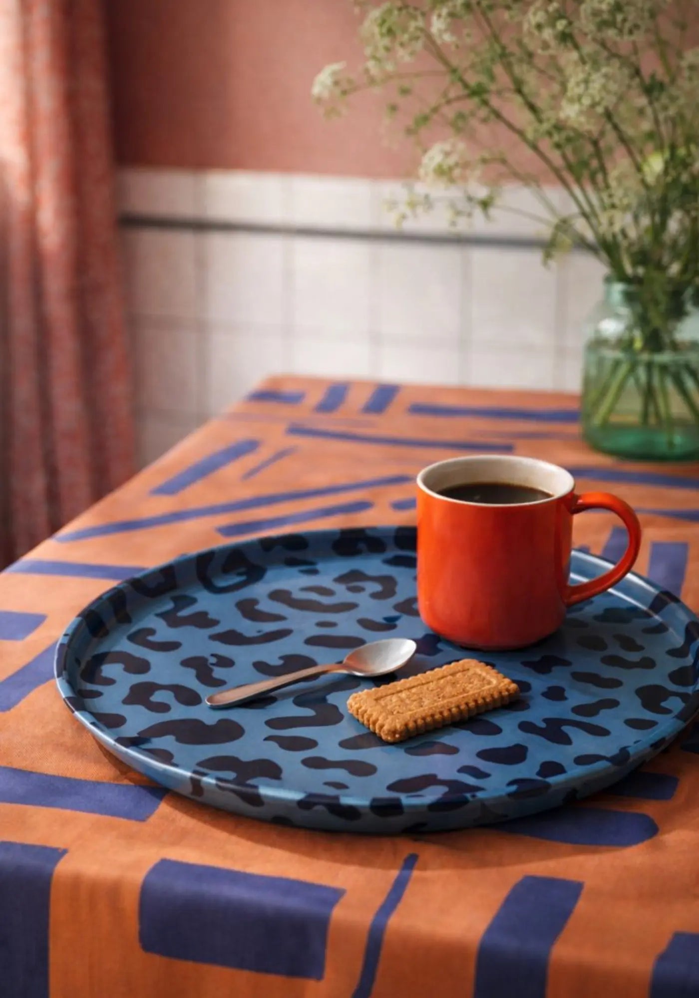 Le plateau léopard bleuet rond de chez Coco&Co