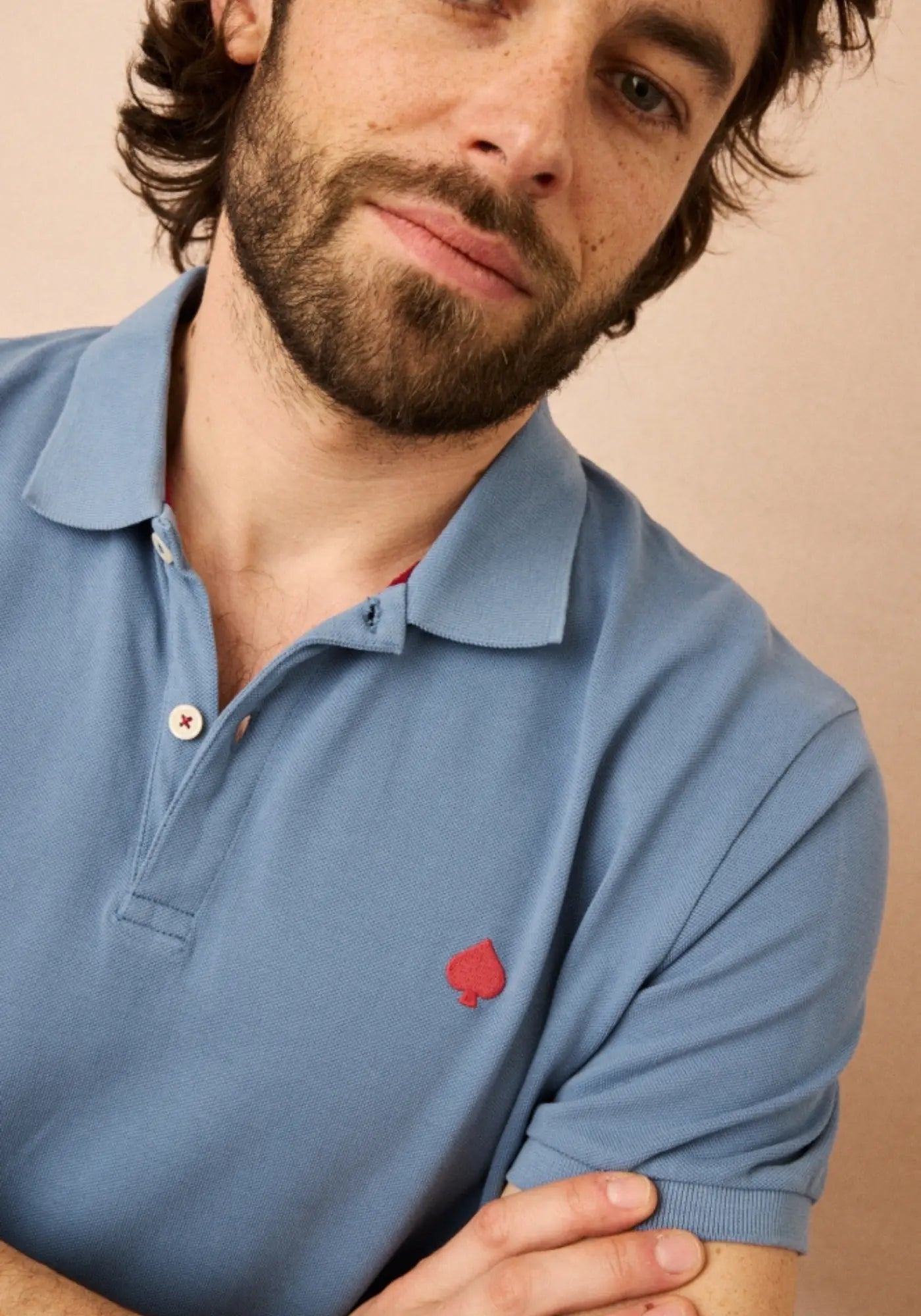 zoom sur le polo en coton Gaston Blueberry de chez Jaqk 