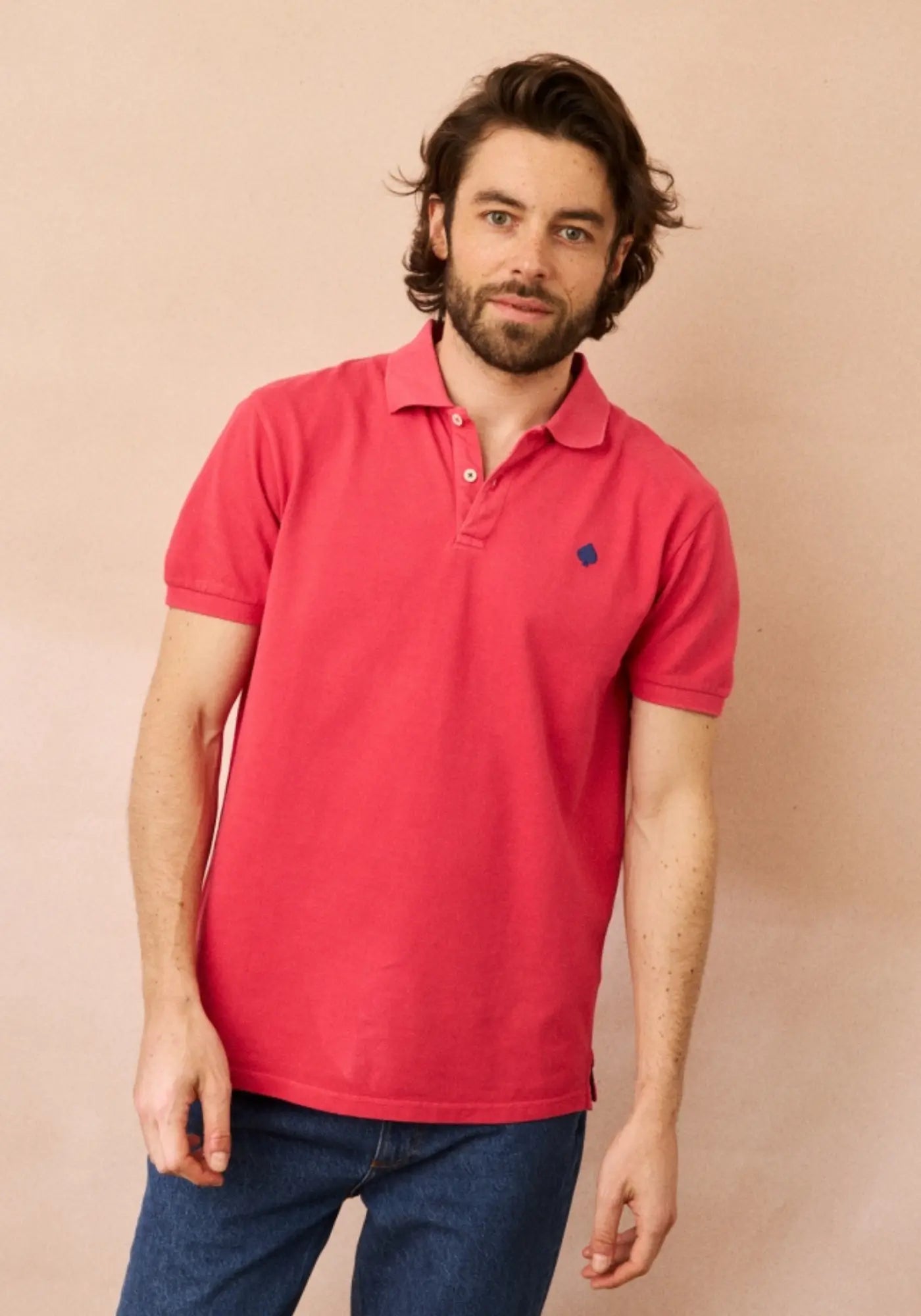 L'homme porte le polo en coton Gaston Framboise de chez Jaqk 
