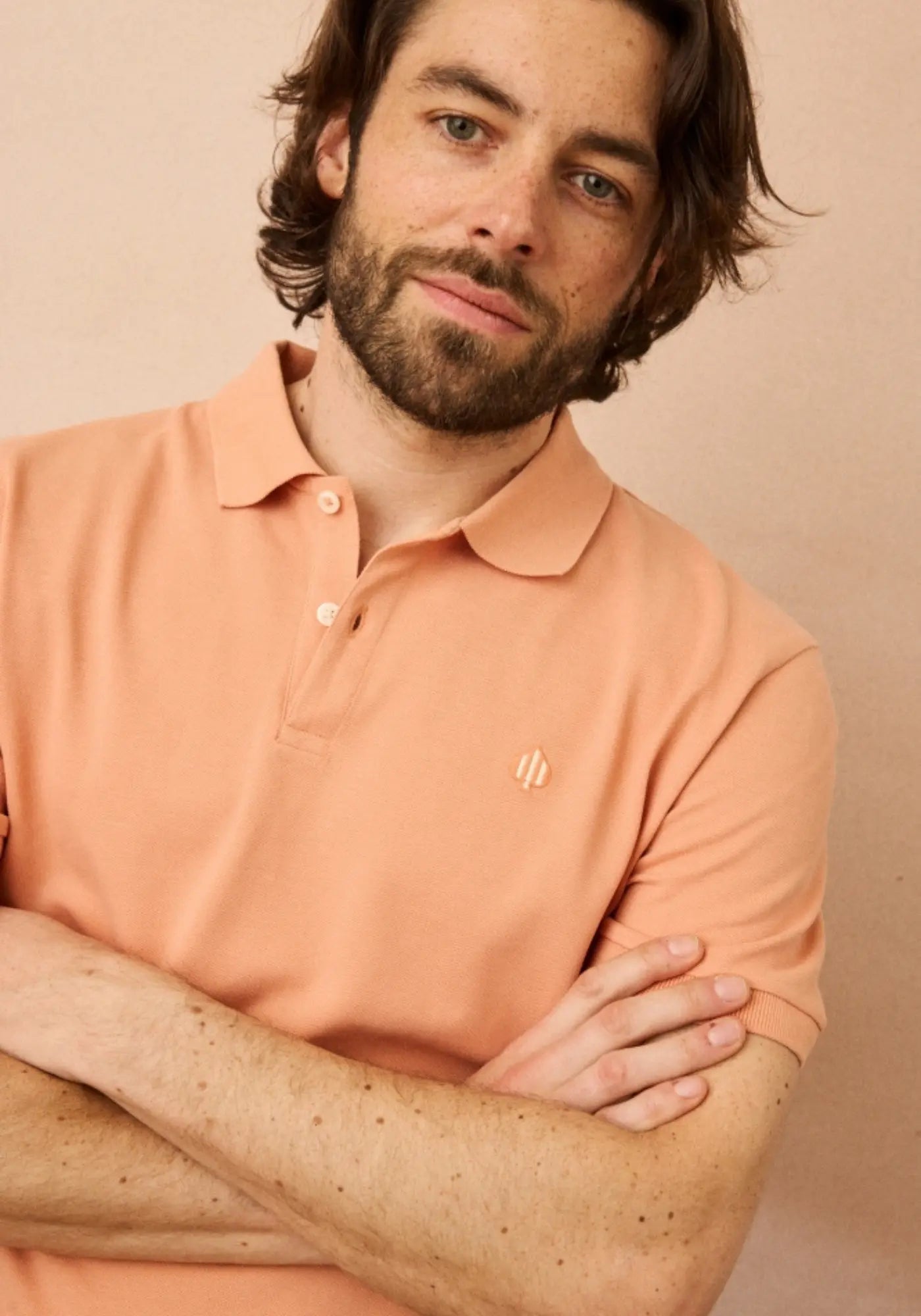 L'homme porte le polo en coton Gaston shot orange de chez Jaqk 