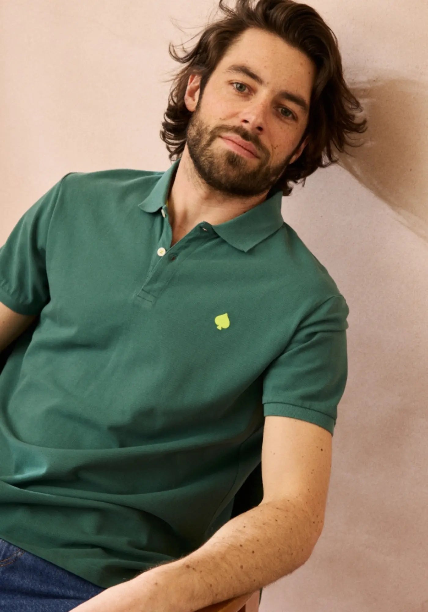 L'homme porte le polo en coton Gaston vert chêne de chez Jaqk 