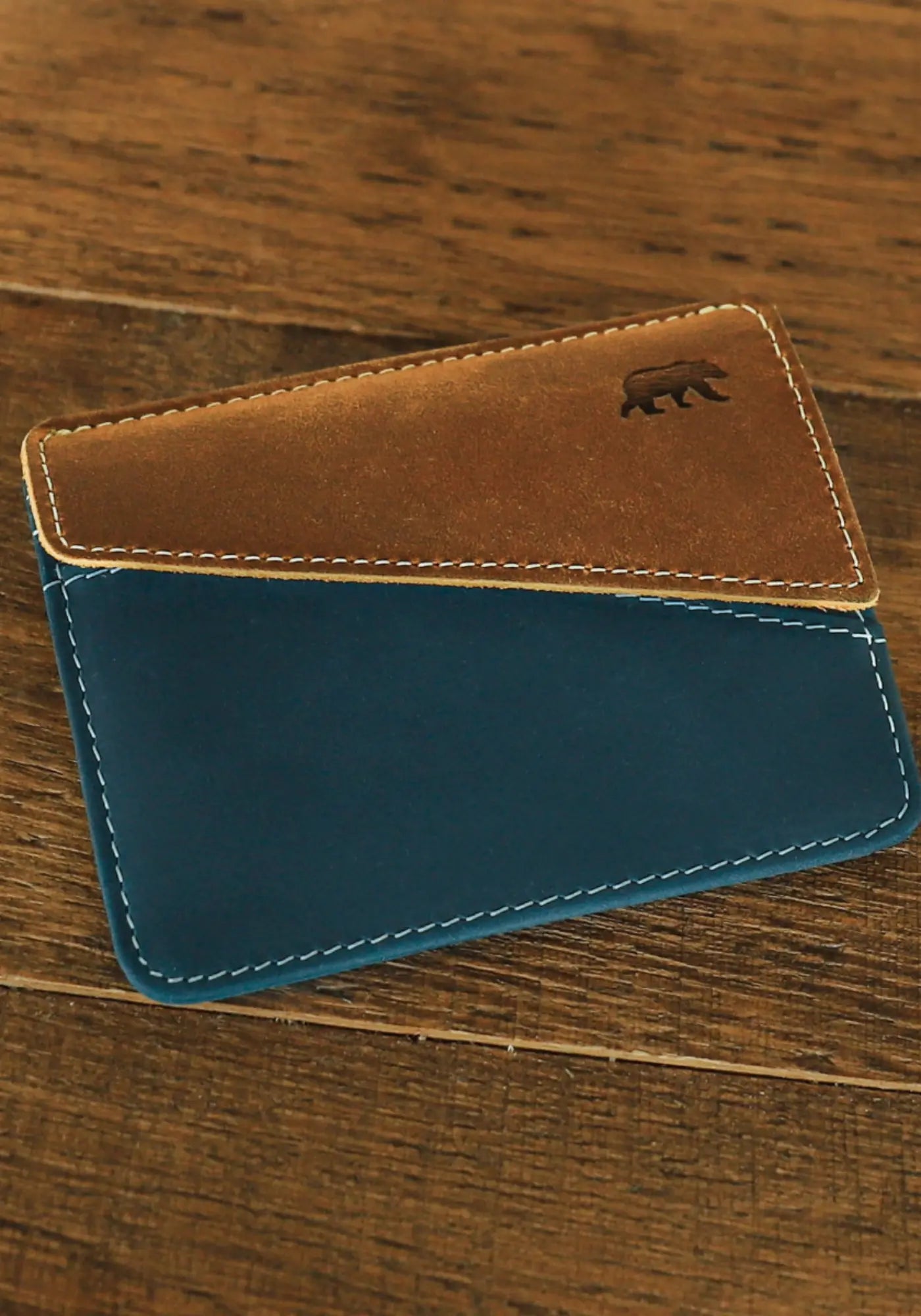 Le portefeuille pour homme petit format Handy fjord de chez Alaskan Maker