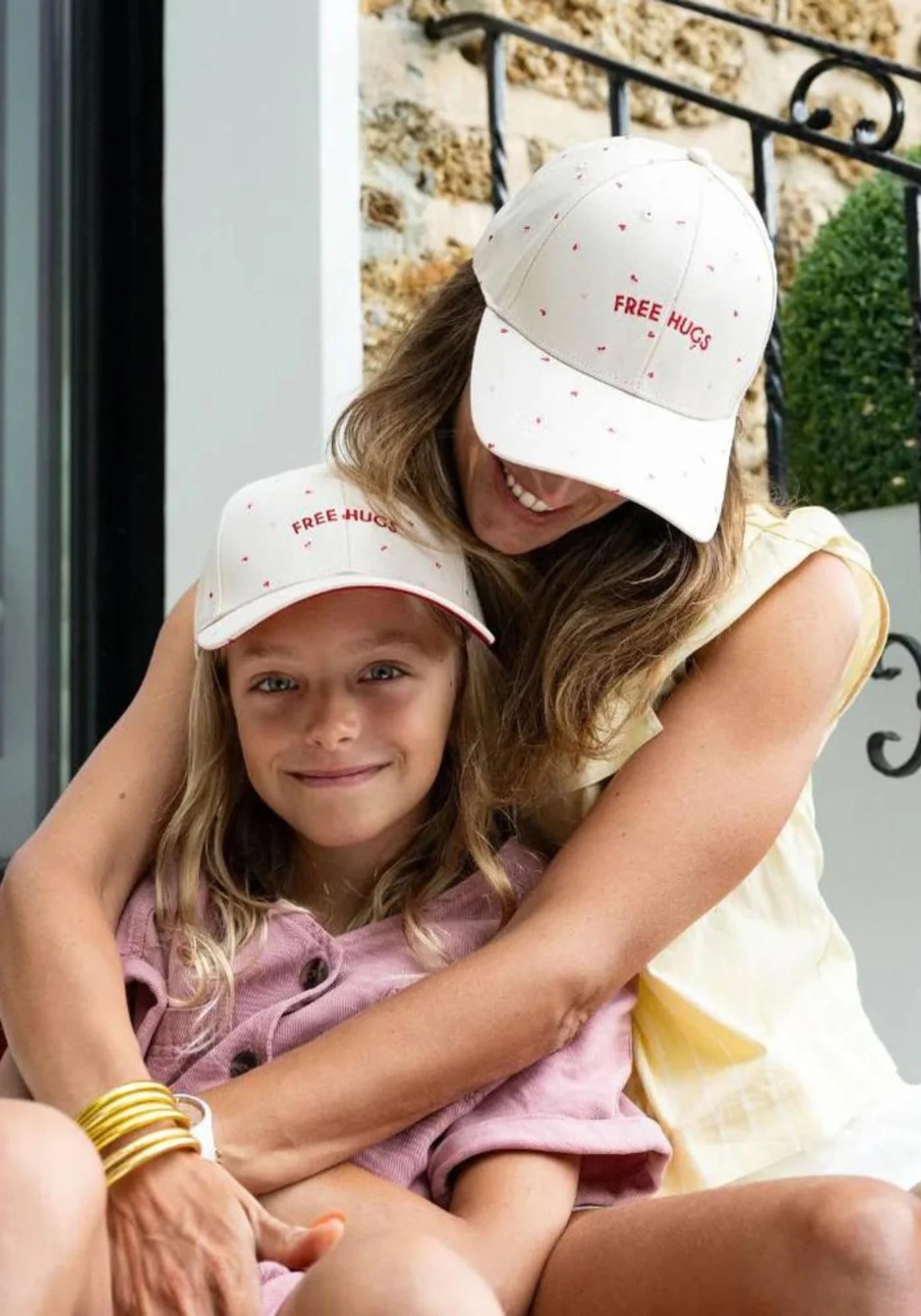 Portrait d'une mère et sa fille portant la casquette Free Hugs de chez Chamaye