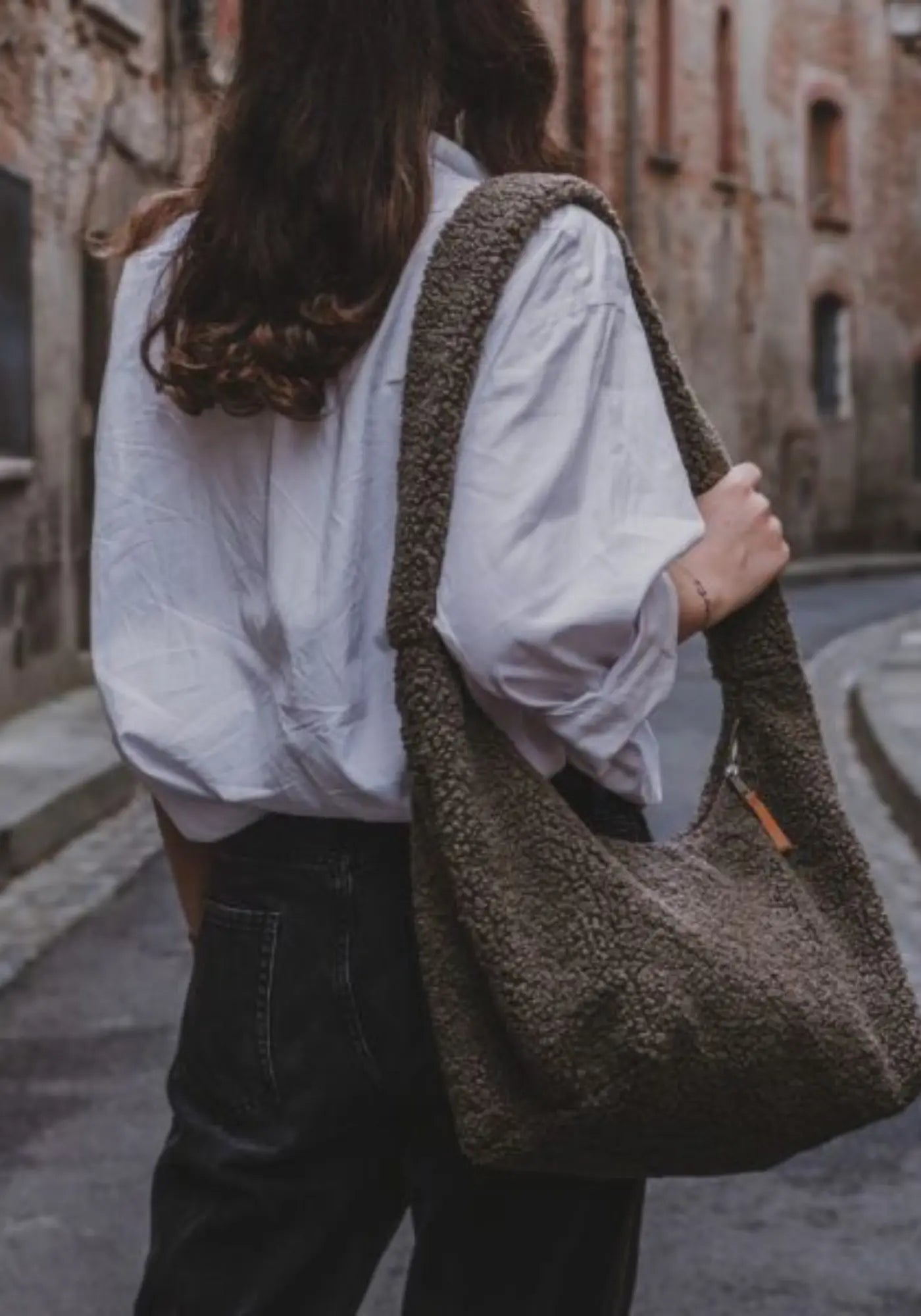 La femme porte le sac banane VIP cacao de chez Bed and Philosophy
