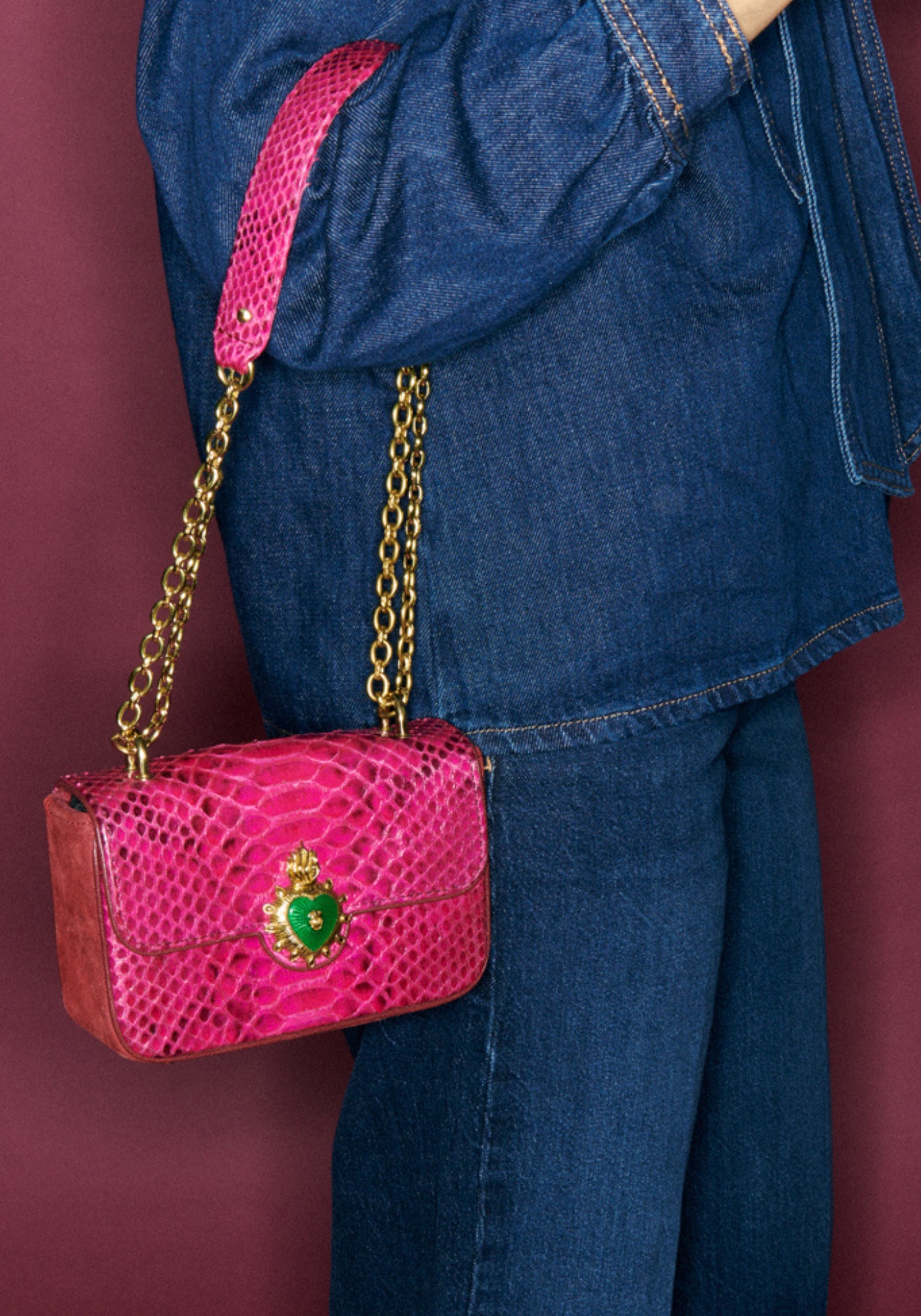 La femme porte le sac mini Ava celosia rose de chez Claris Virot