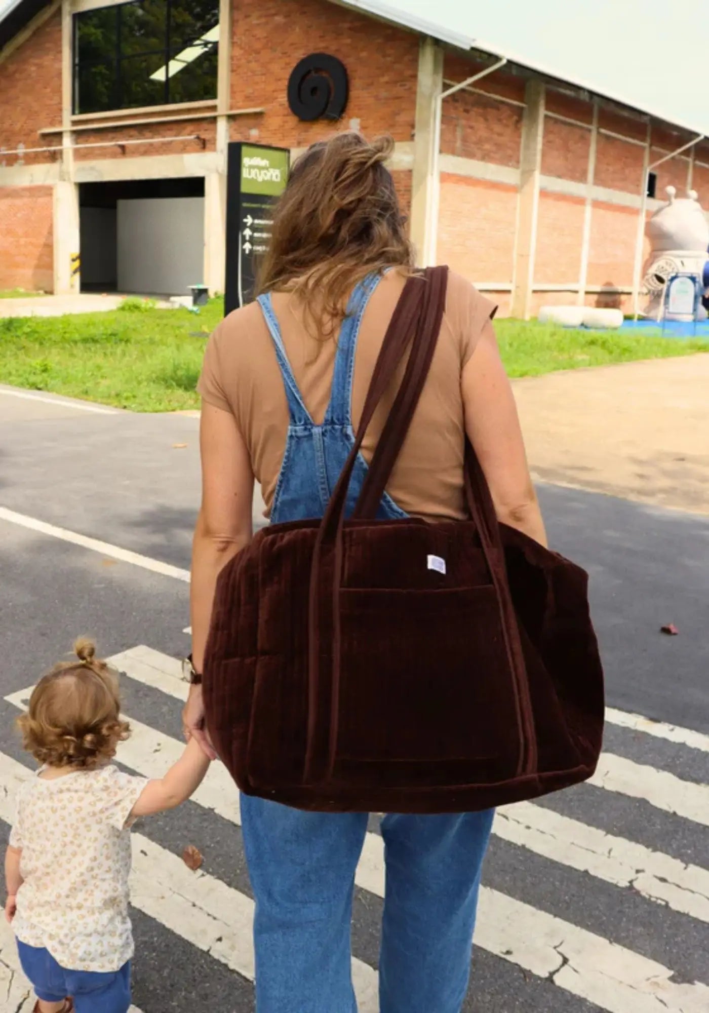 Le sac week-end ou à langer lola velours chocolat de chez Maison Horizon 