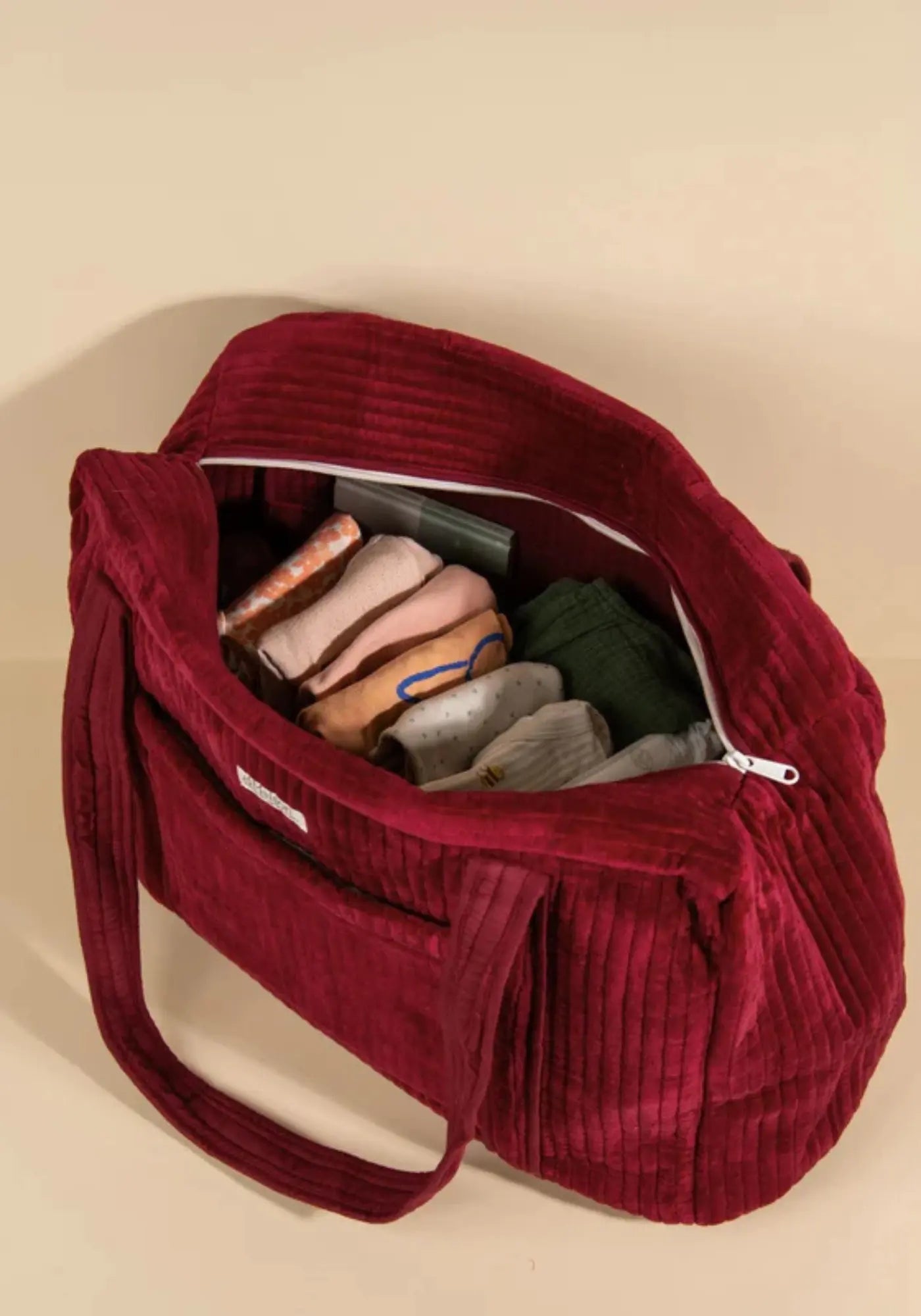 Le sac week-end ou à langer lola velours lie de vin de chez Maison Horizon 