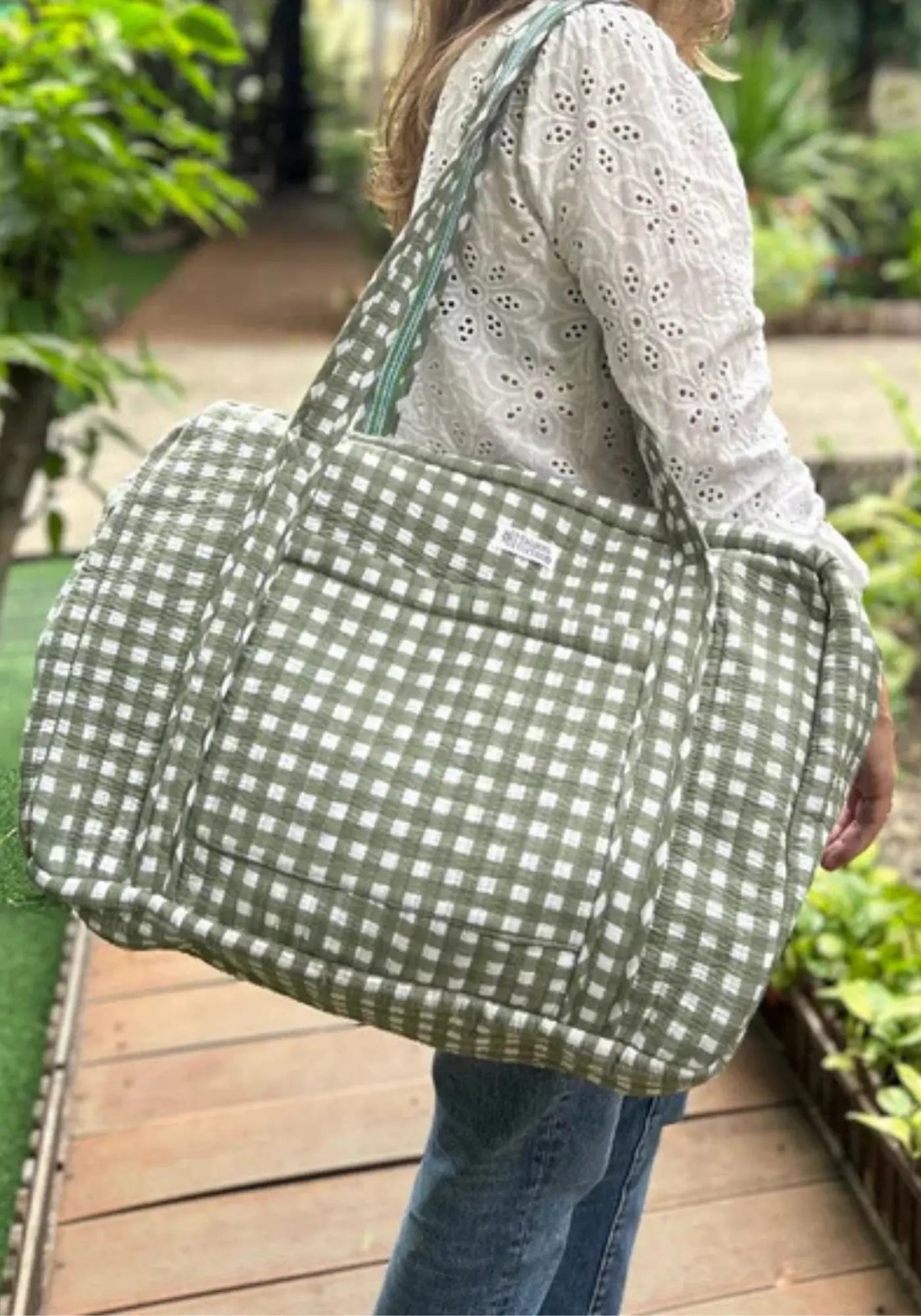 Le sac week end ou à langer vichy kaki de chez Maison Horizon