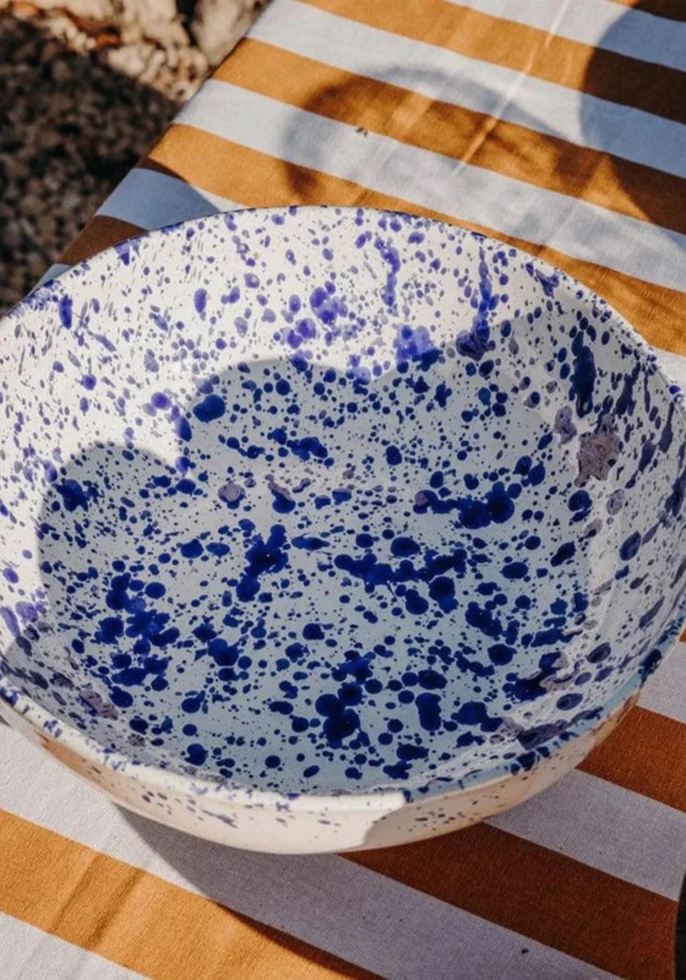 Zoom sur le saladier Schizzi bleu de chez Molleni