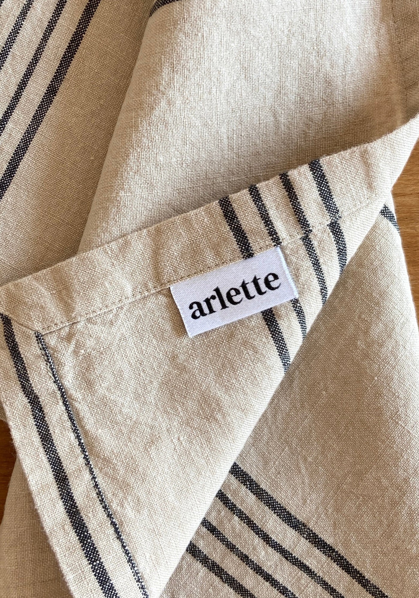 Zoom sur l'étiquette Arlette de la serviette de table en lin lavé Nice