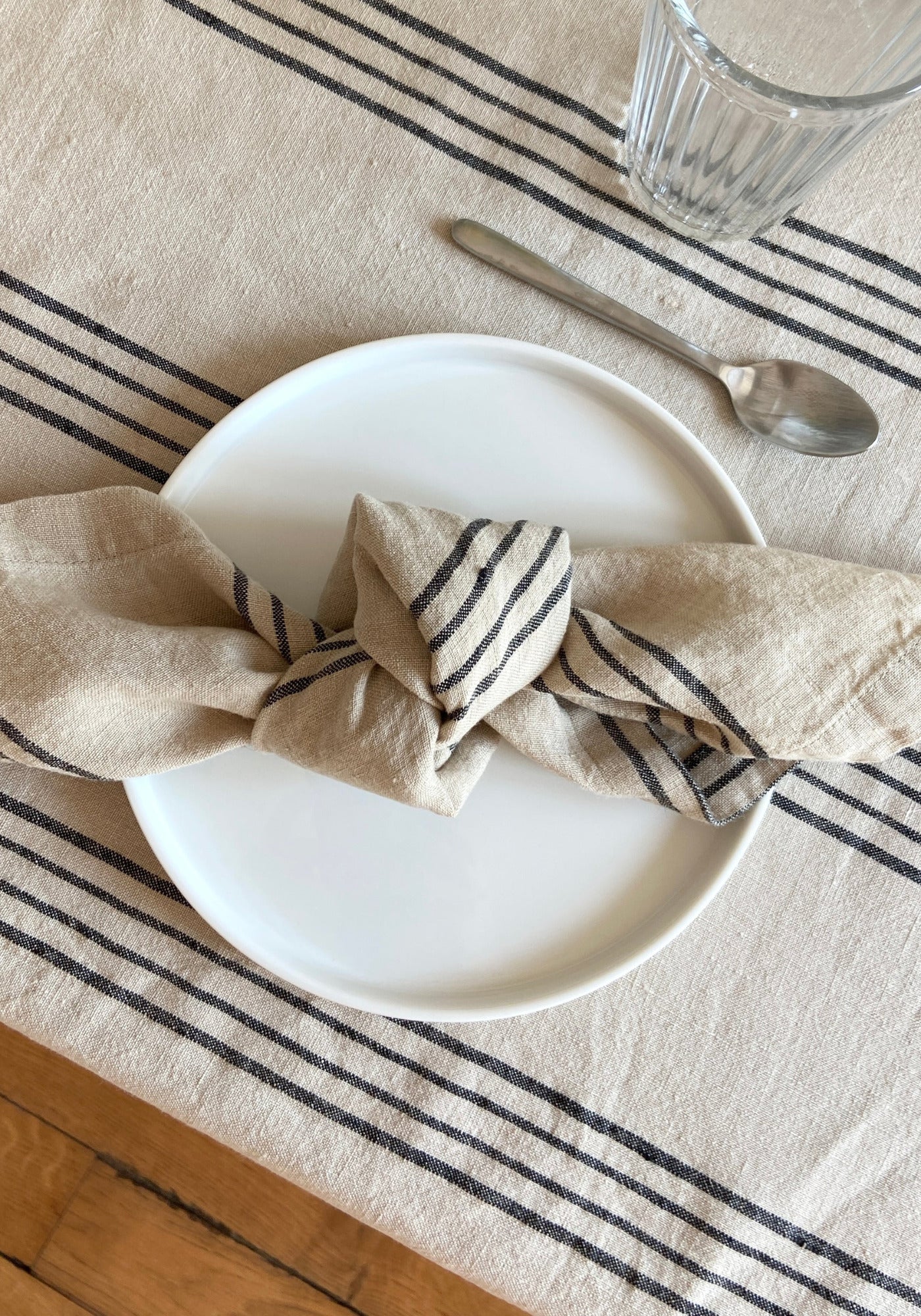 La serviette de table en lin lavé Nice de chez Arlette sur une table dressée