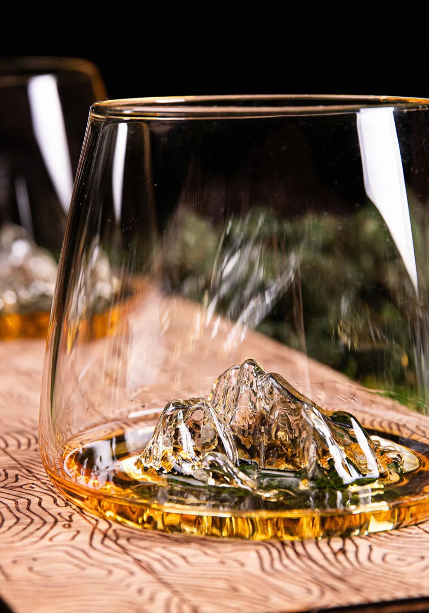 Zoom sur le set de 2 verres à whisky taillés topographic tre cime di lavaredo & monte rosa de chez Alaskan Maker 